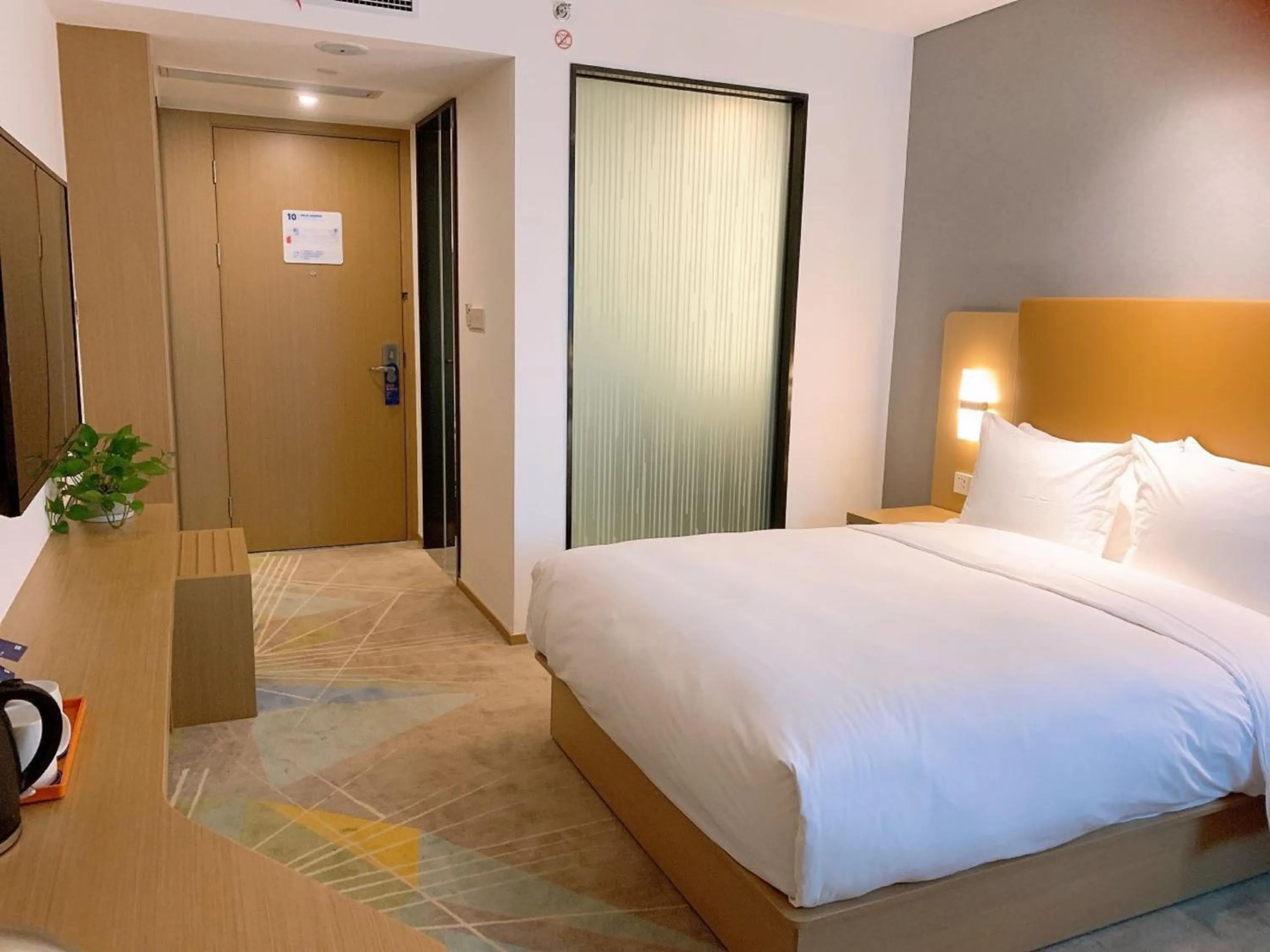 Photo of the whole room, Bed in Holiday Inn Express Changzhou Xinbei by IHG