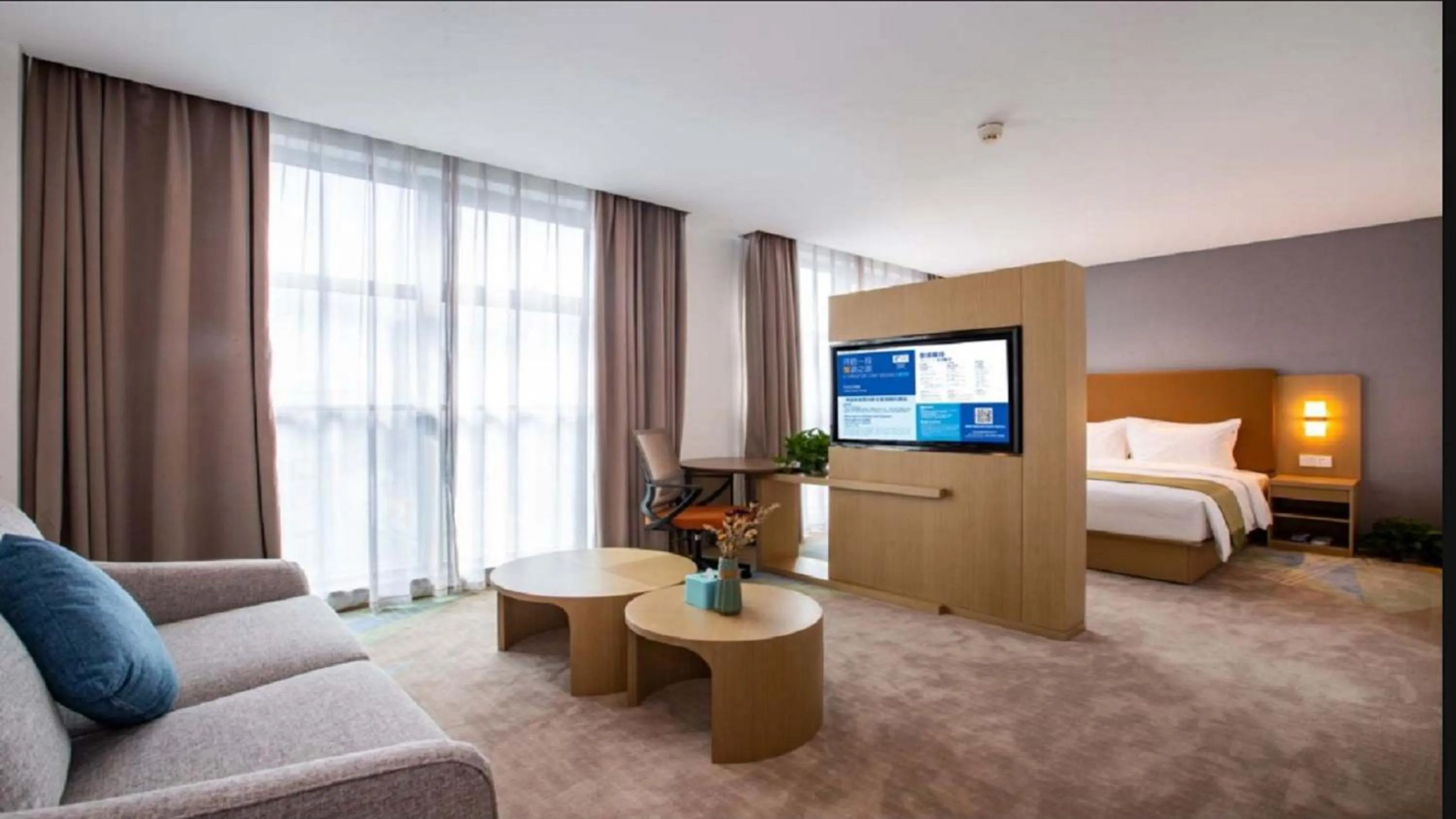 Photo of the whole room, Bed in Holiday Inn Express Changzhou Xinbei by IHG