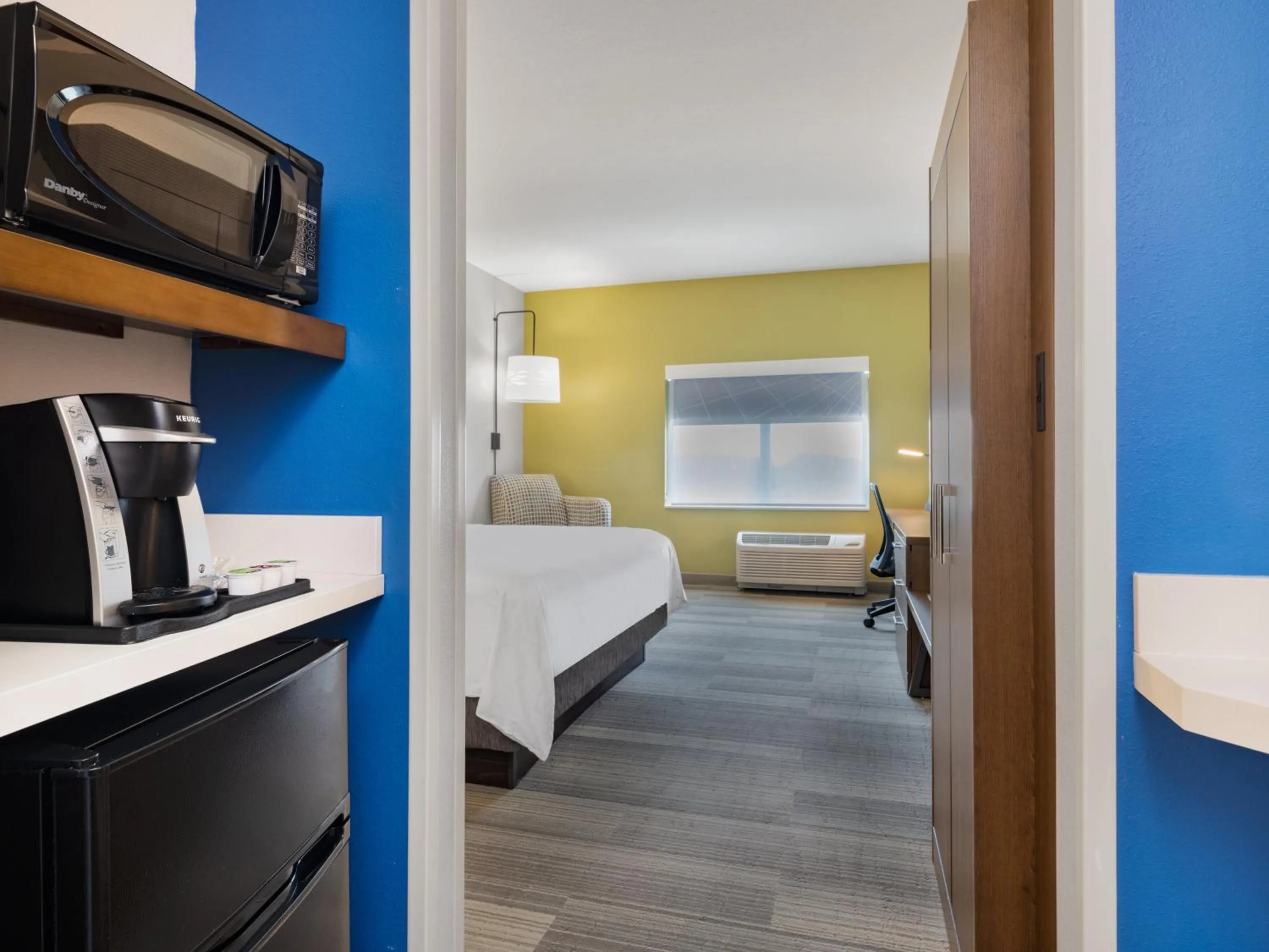 Photo of the whole room, Bed in Holiday Inn Express & Suites - Ruskin by IHG