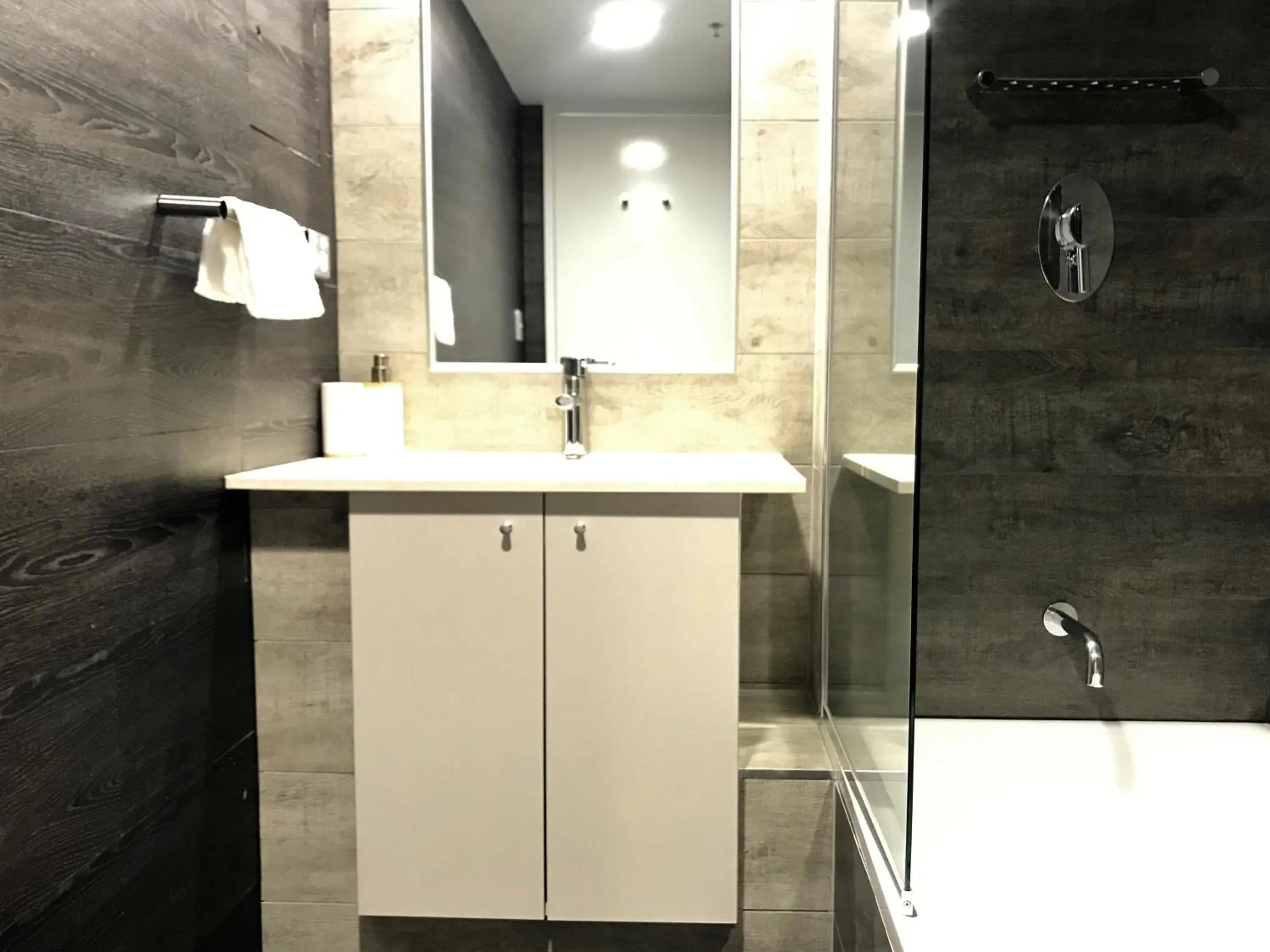 Bathroom in S&P Apartments - Albert St