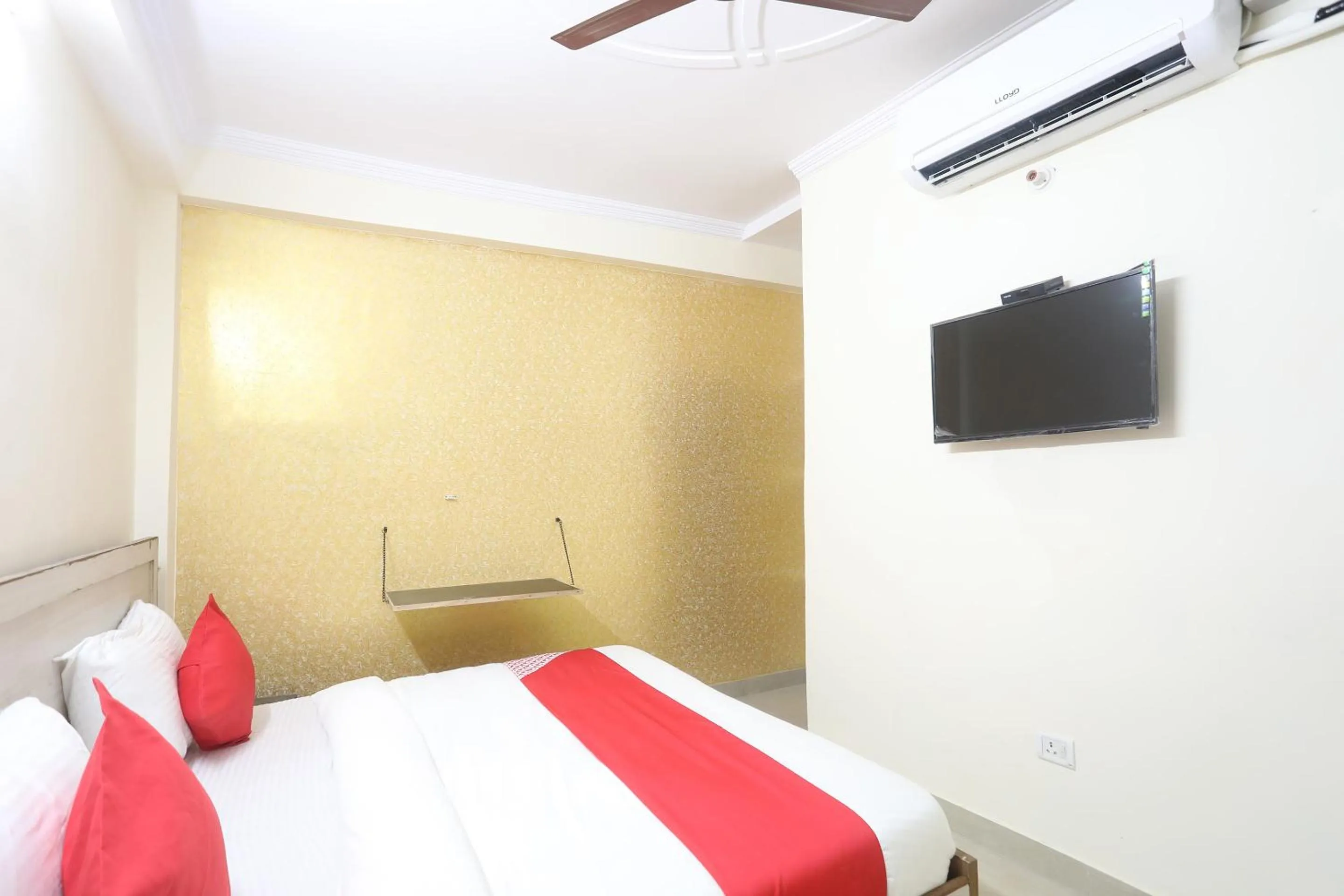 Bedroom, Bed in Hotel O A P Residency