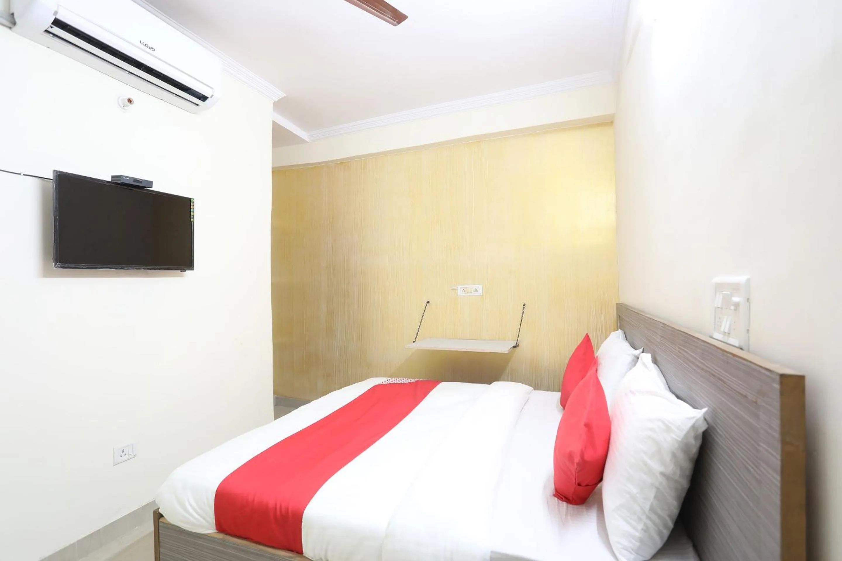 Bedroom, Bed in Hotel O A P Residency