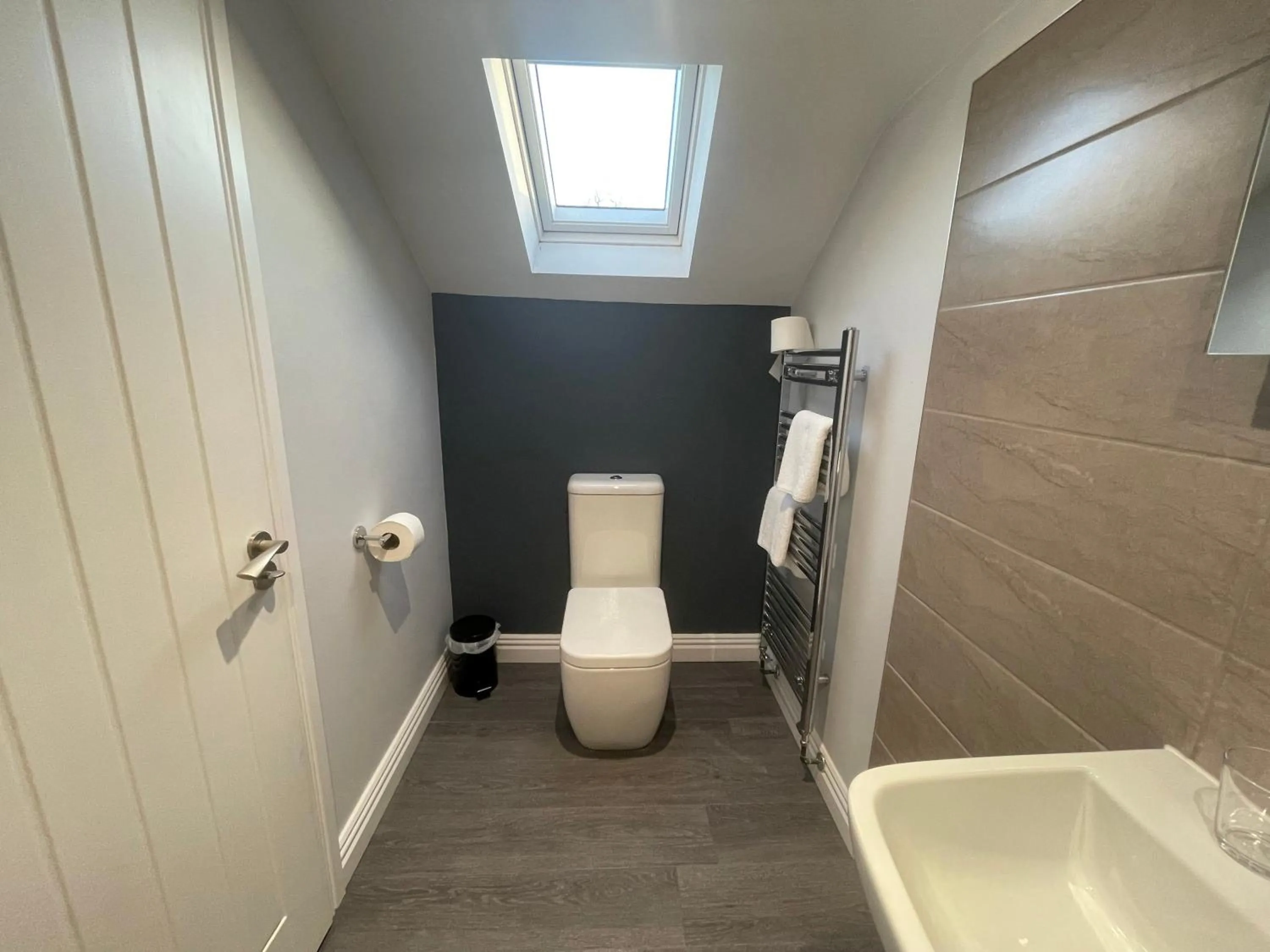 Toilet in Arlan House, Central Basingstoke Hotel