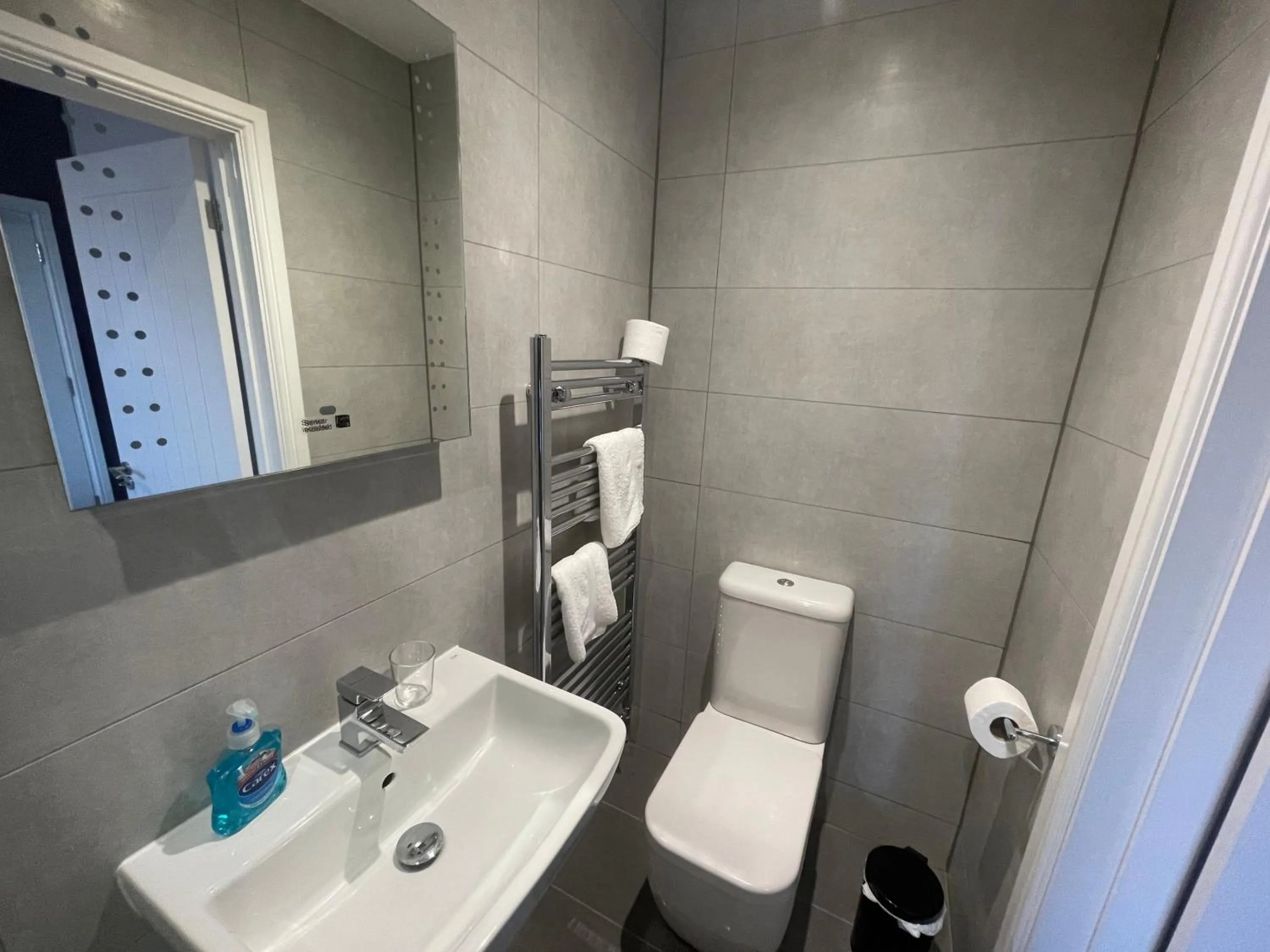 Toilet in Arlan House, Central Basingstoke Hotel