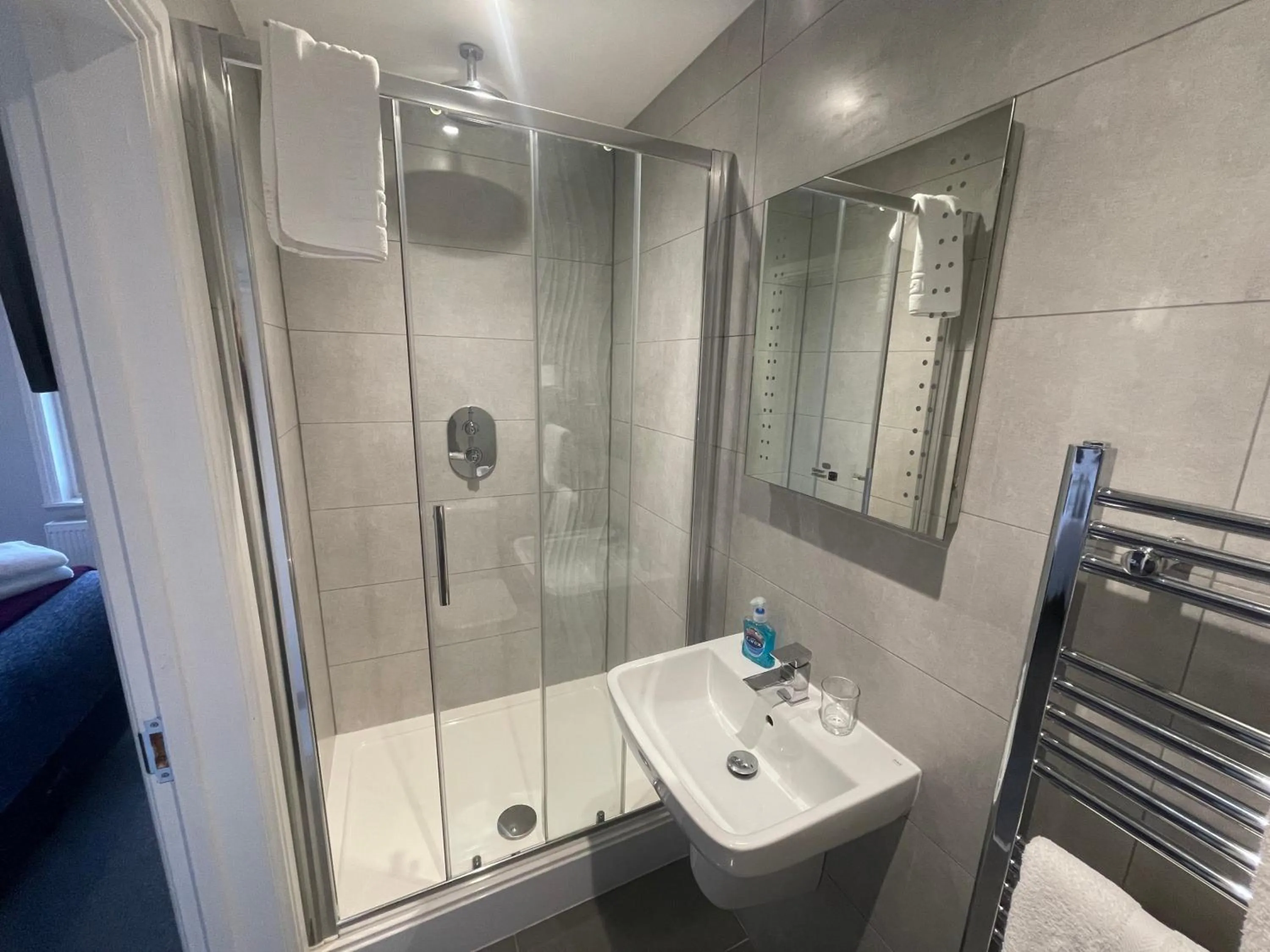 Shower in Arlan House, Central Basingstoke Hotel