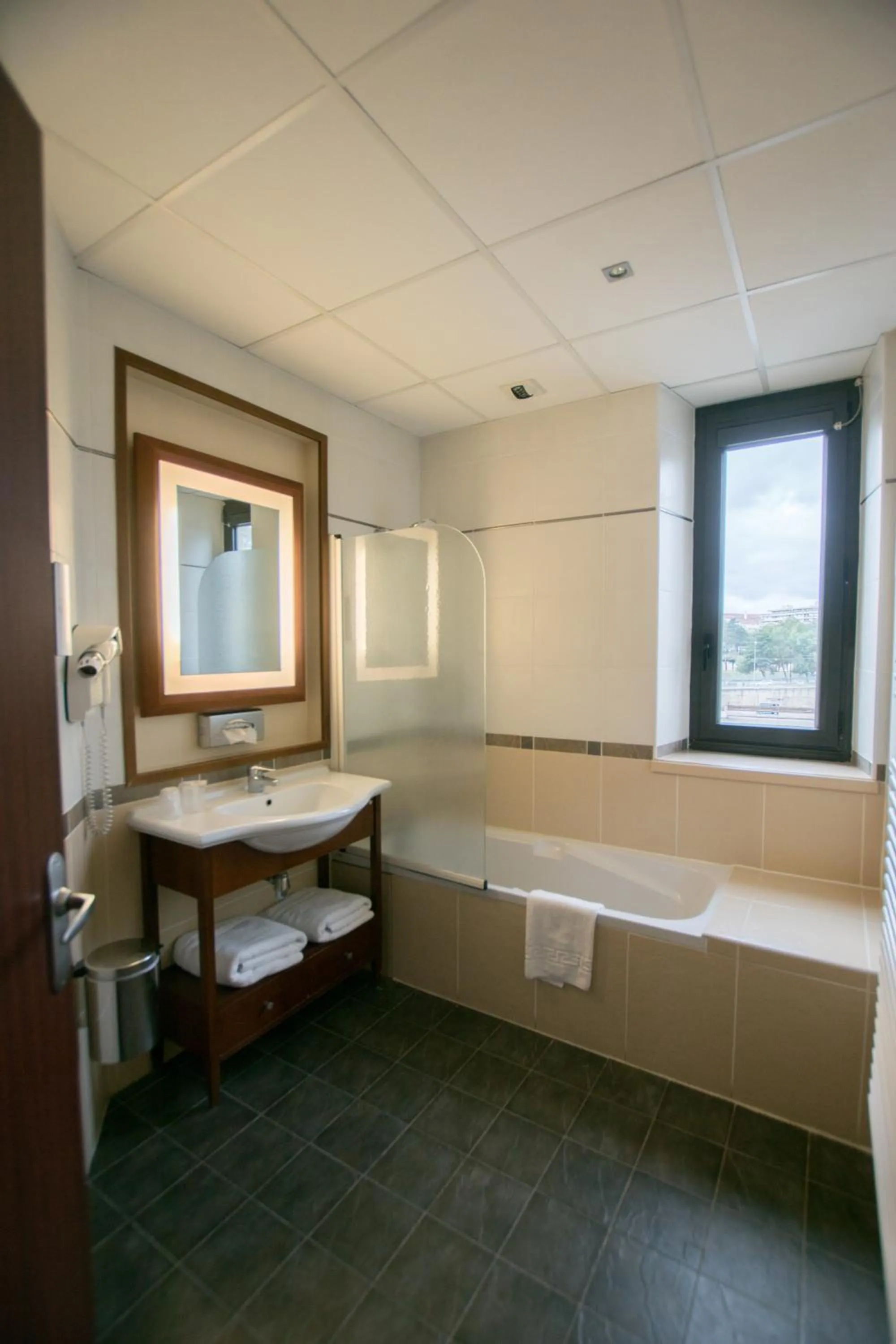 Bathroom in Kyriad Limoges Centre Gare - Atrium