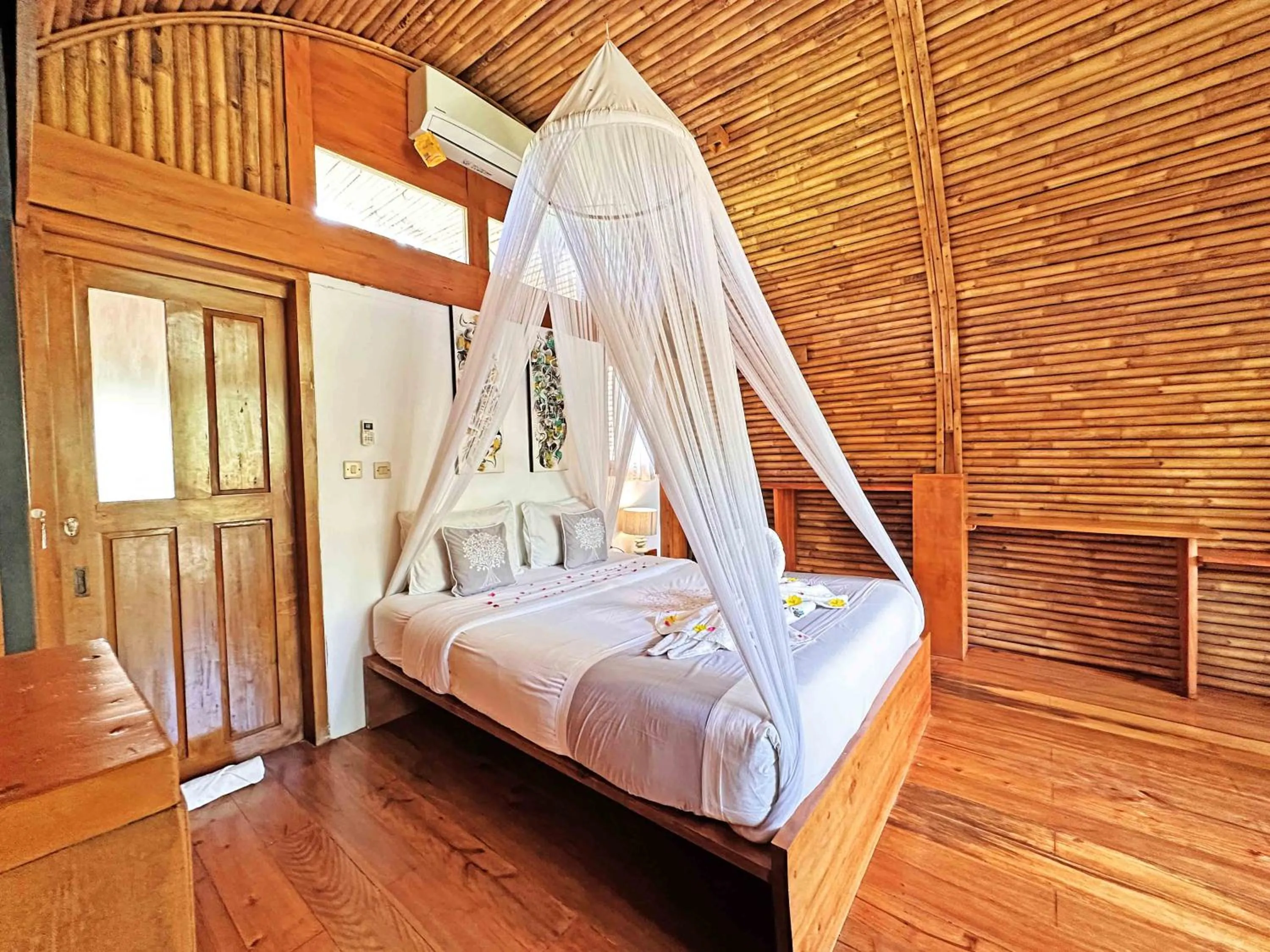 Bed in Lagoona Beach Bungalows - Eco Bungalows Batukaras