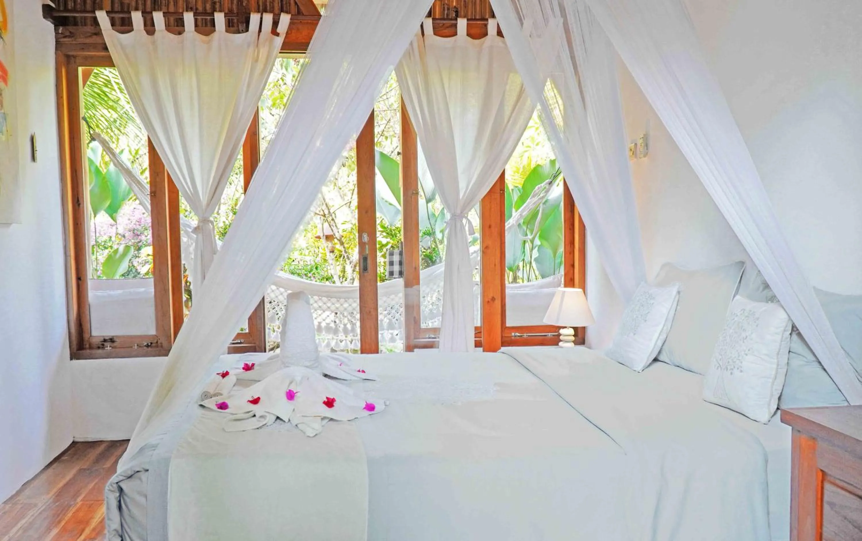 Bed in Lagoona Beach Bungalows - Eco Bungalows Batukaras