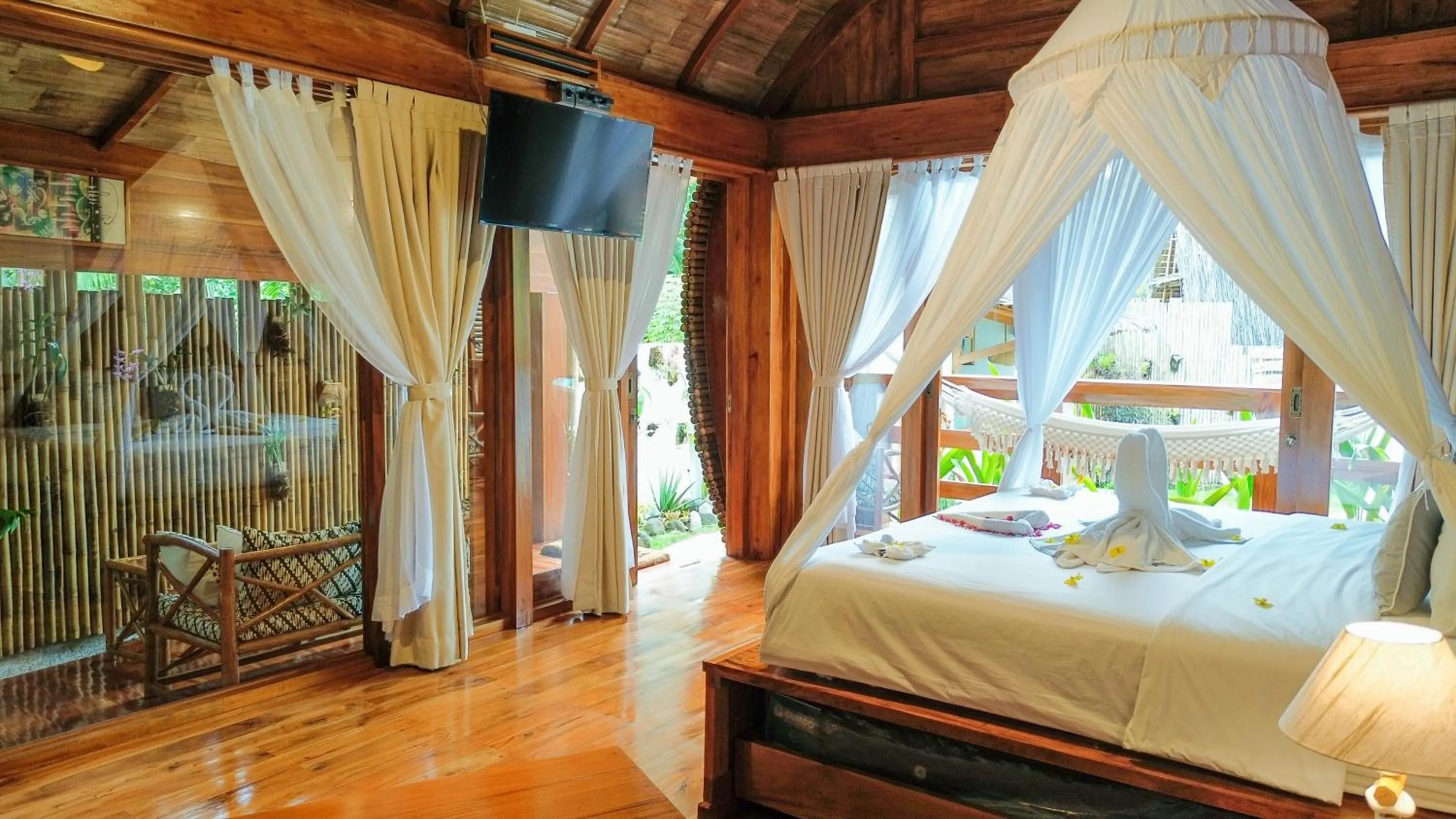 TV and multimedia, Bed in Lagoona Beach Bungalows - Eco Bungalows Batukaras
