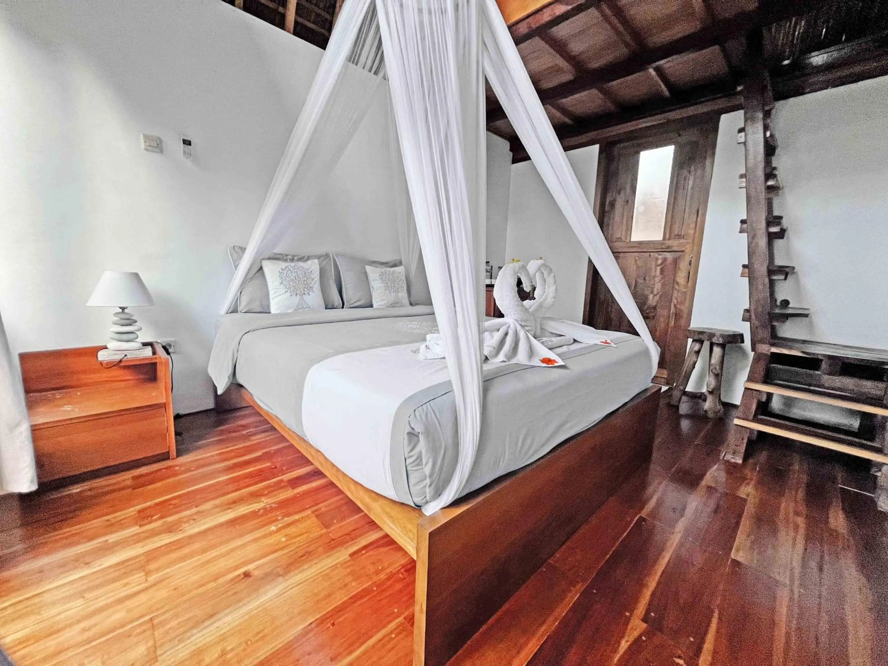 Bed in Lagoona Beach Bungalows - Eco Bungalows Batukaras