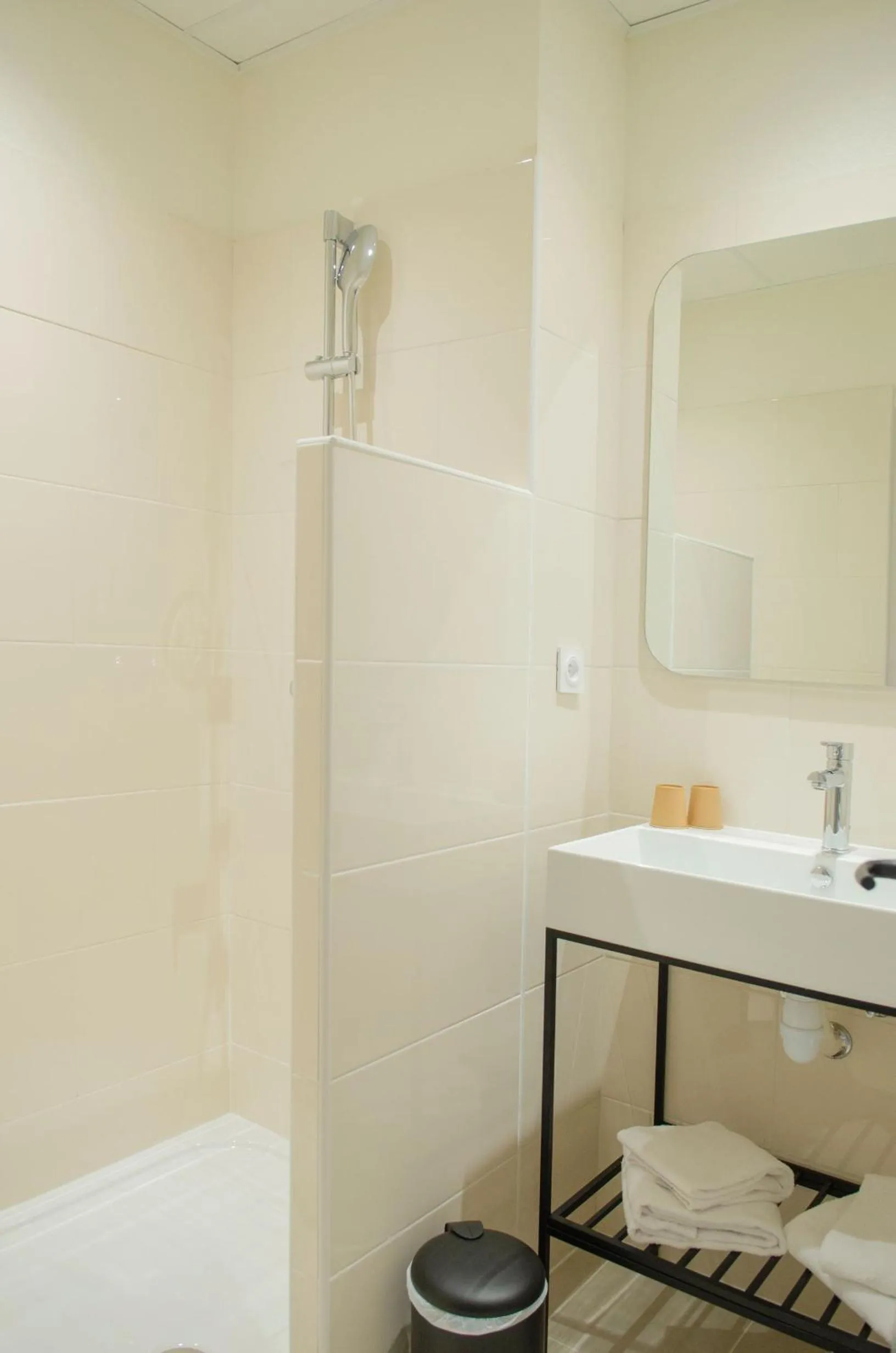 Bathroom in Hôtel IMPERATOR Béziers