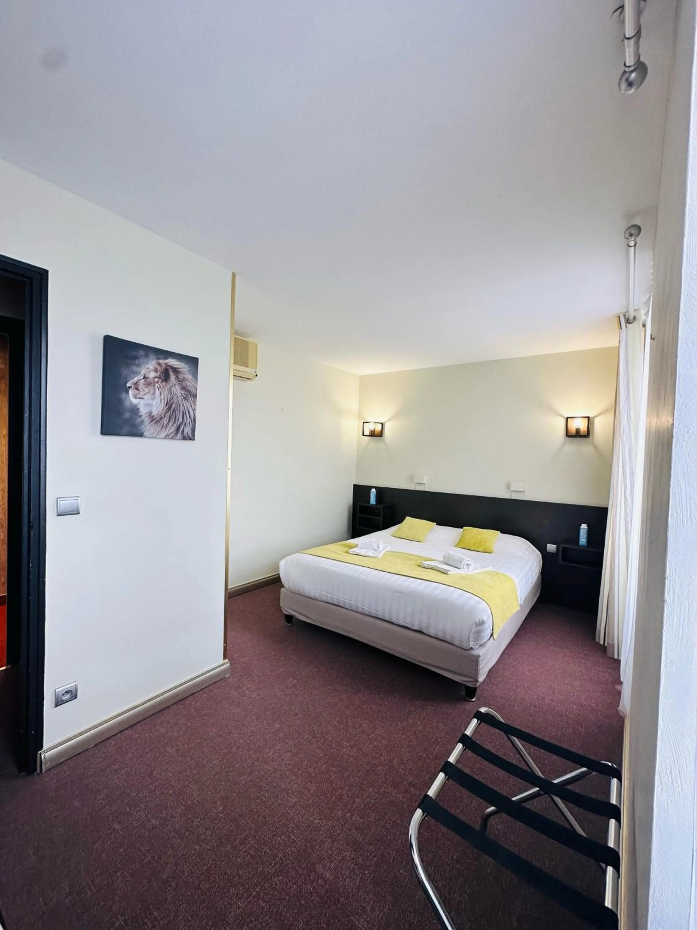 Bedroom, Bed in Logis Hôtels - Hôtel et Restaurant Le Lion d'Or