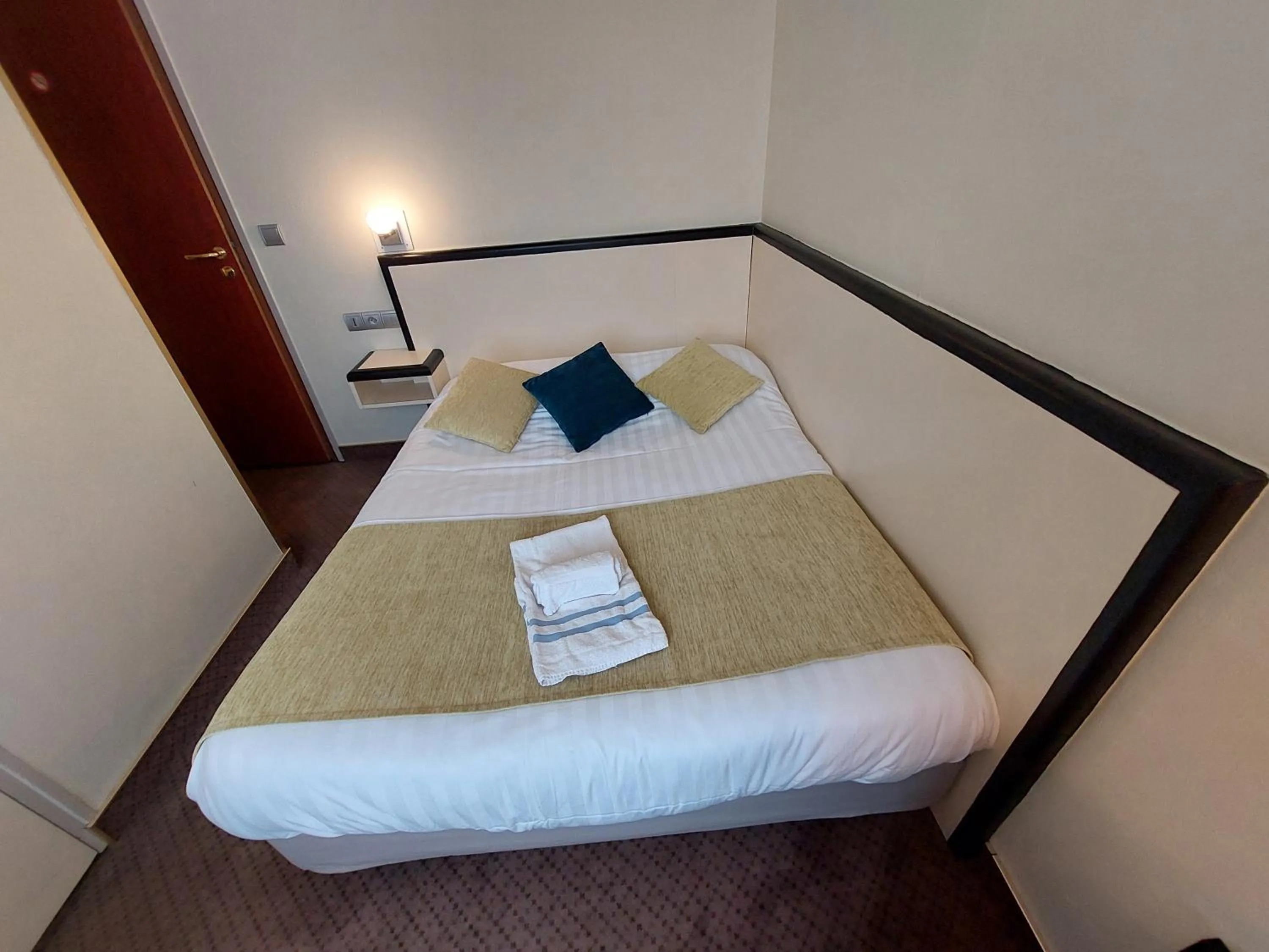 Bedroom, Bed in Logis Hôtels - Hôtel et Restaurant Le Lion d'Or