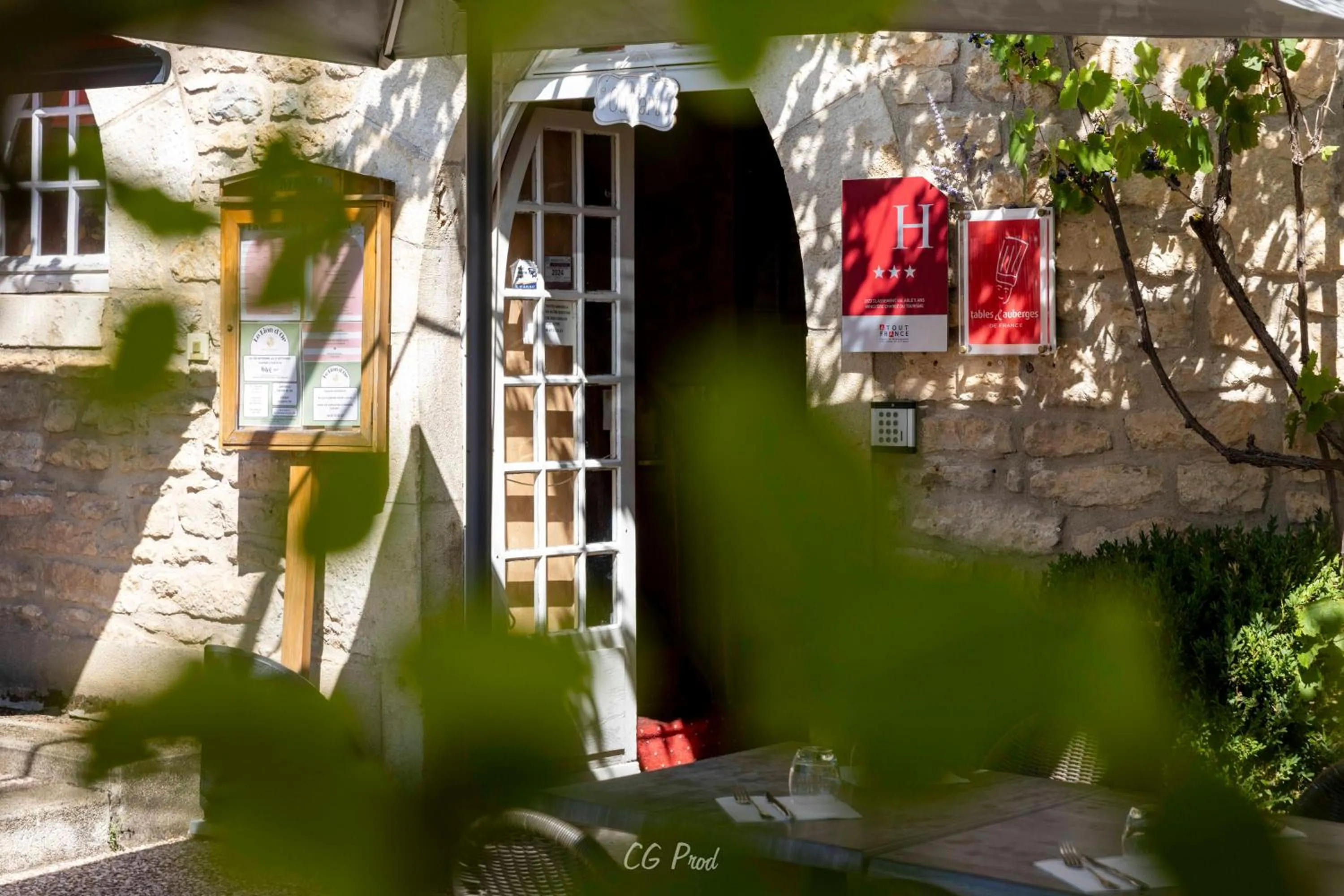Property building in Logis Hôtels - Hôtel et Restaurant Le Lion d'Or