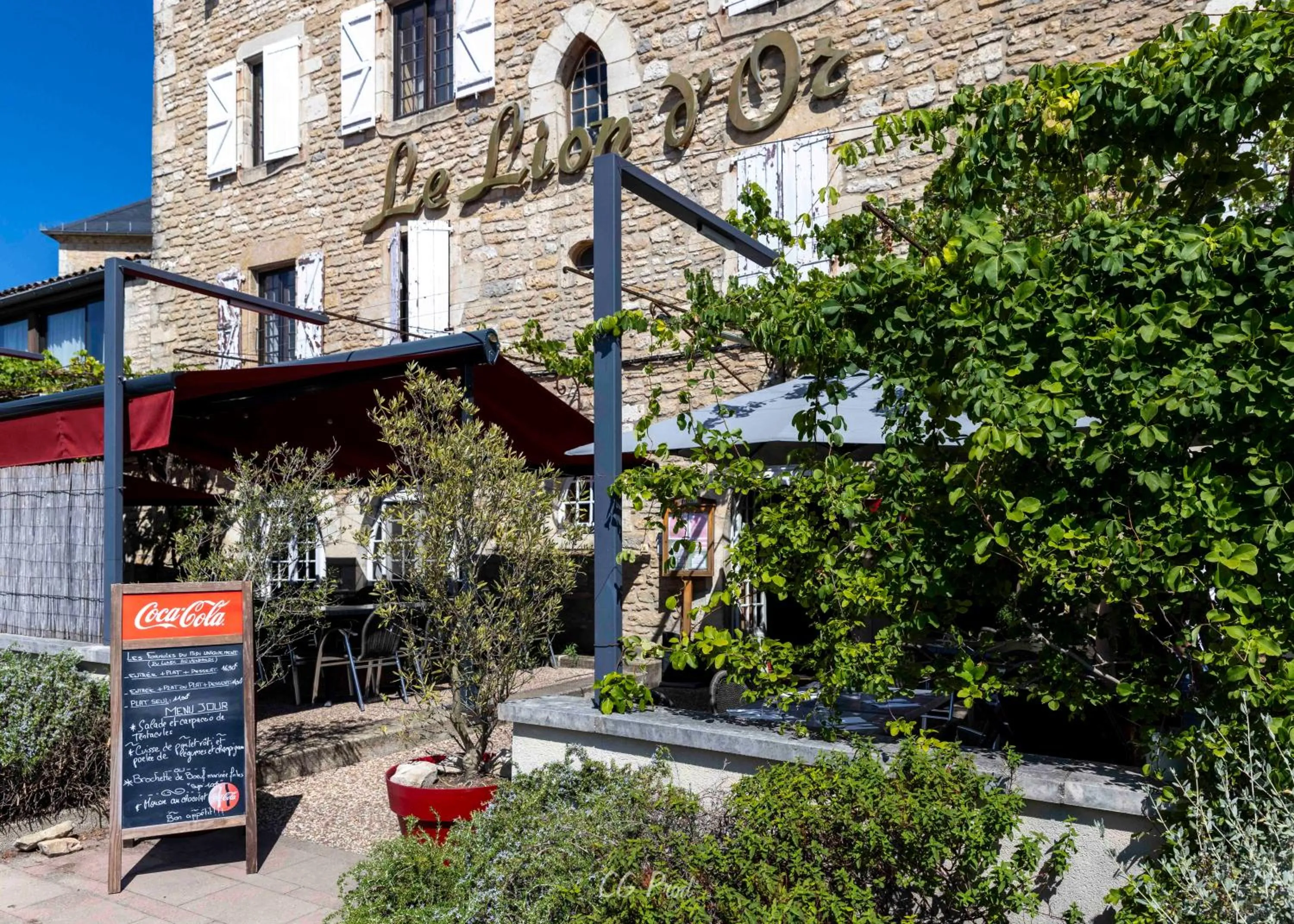 Property building in Logis Hôtels - Hôtel et Restaurant Le Lion d'Or