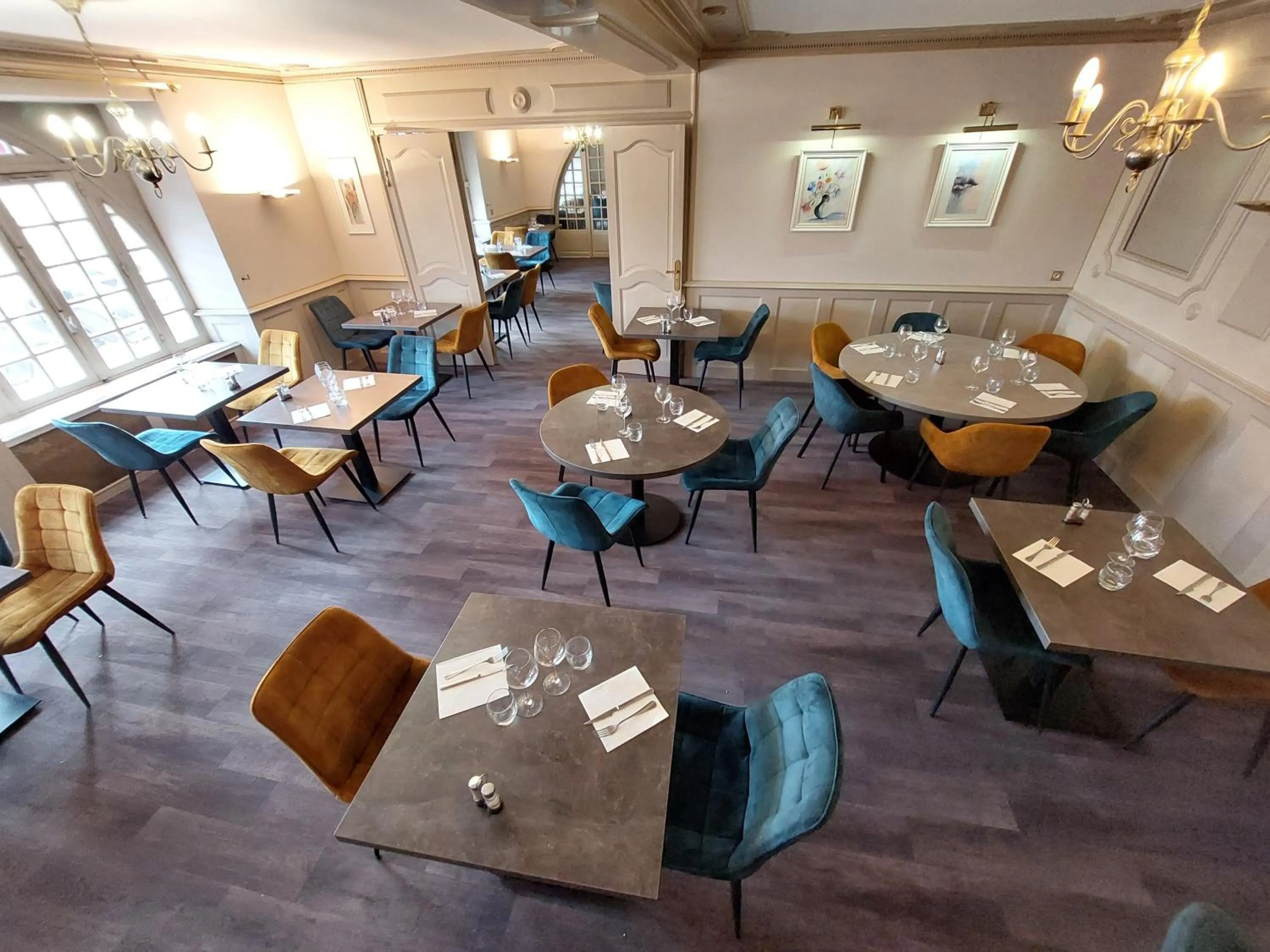 Restaurant/places to eat in Logis Hôtels - Hôtel et Restaurant Le Lion d'Or