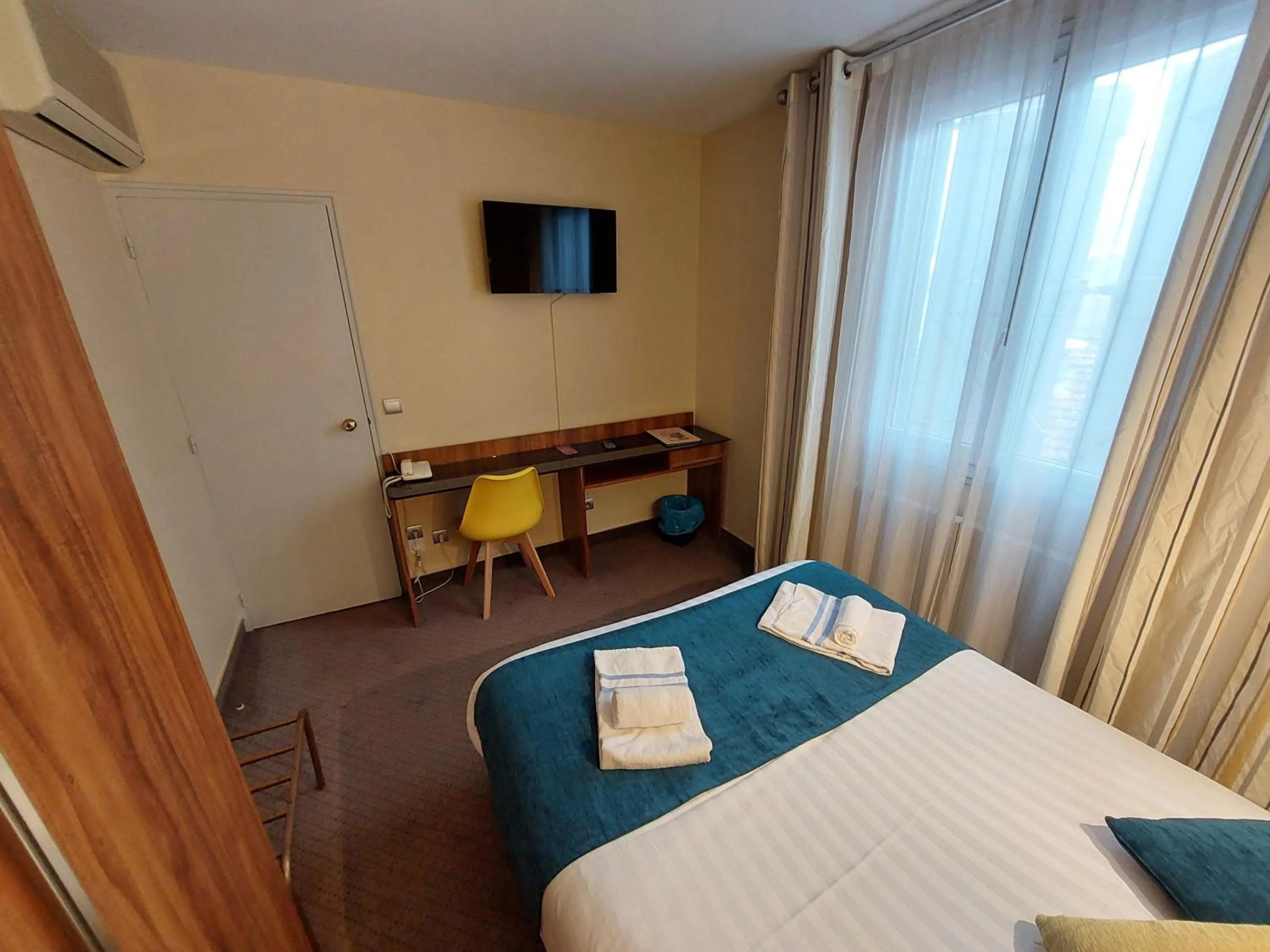 Bedroom, Bed in Logis Hôtels - Hôtel et Restaurant Le Lion d'Or