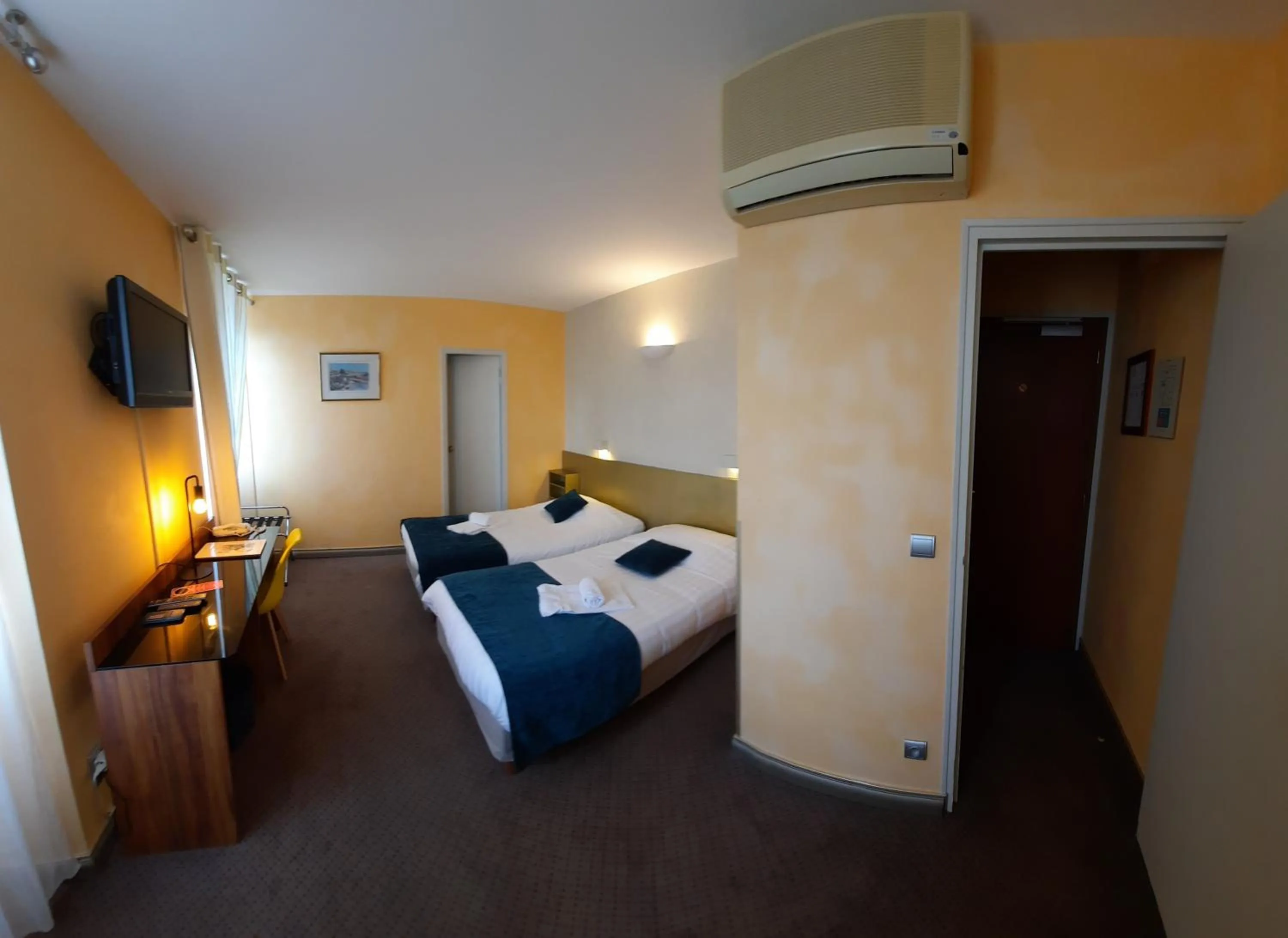 Photo of the whole room, Bed in Logis Hôtels - Hôtel et Restaurant Le Lion d'Or