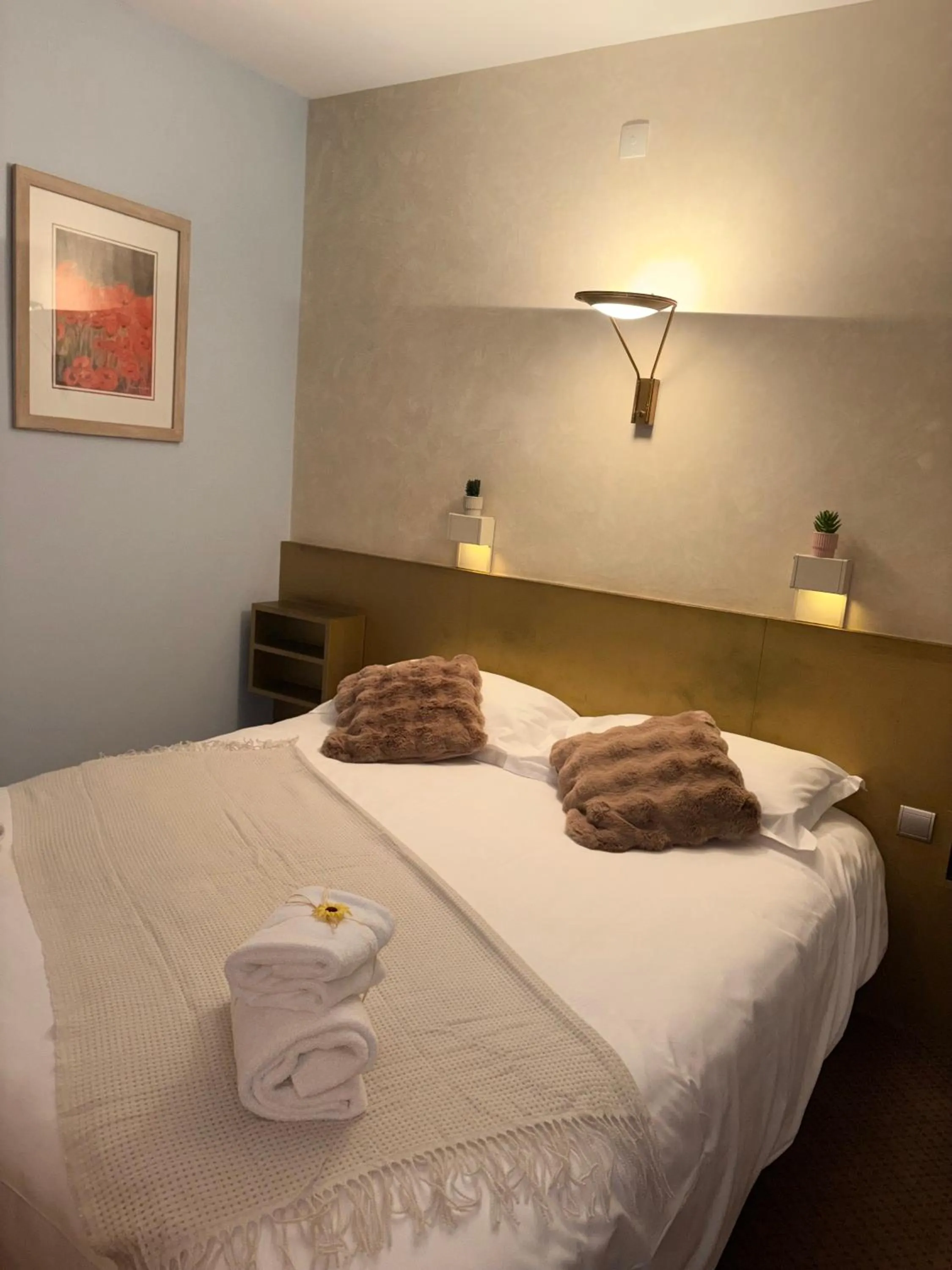 Bed in Logis Hôtels - Hôtel et Restaurant Le Lion d'Or