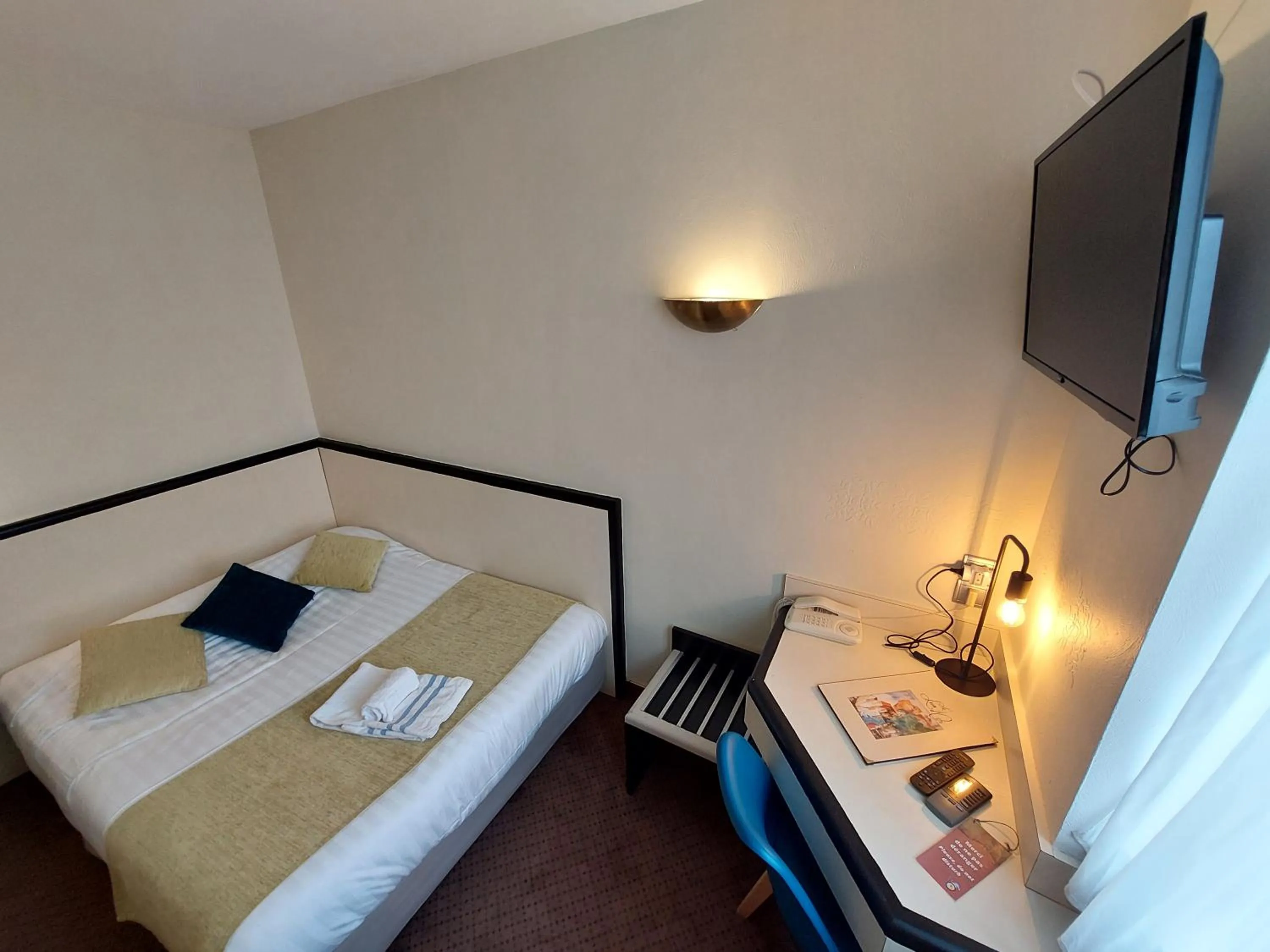 Photo of the whole room, Bed in Logis Hôtels - Hôtel et Restaurant Le Lion d'Or