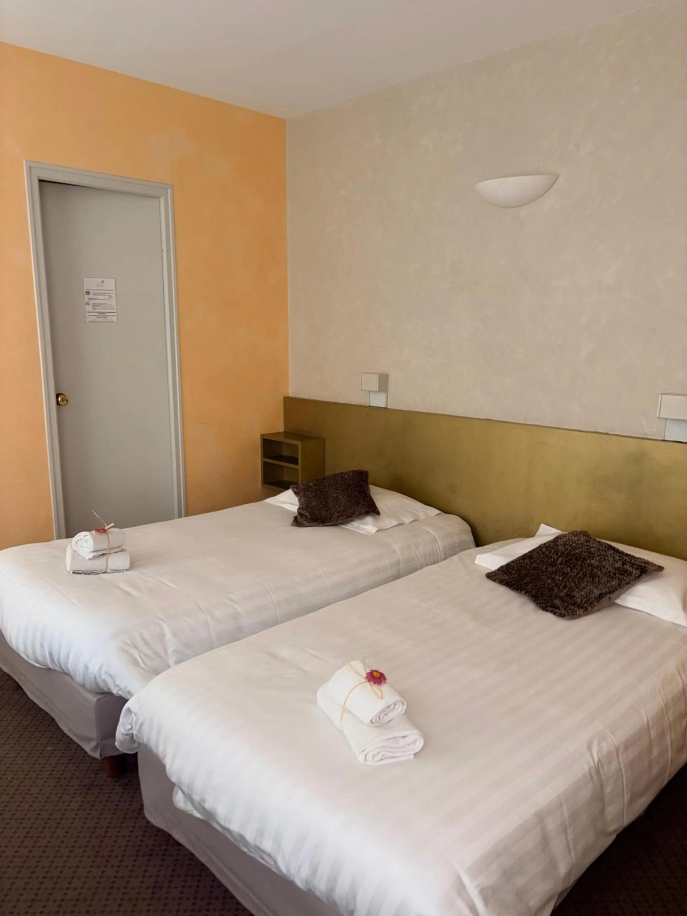 Bed in Logis Hôtels - Hôtel et Restaurant Le Lion d'Or