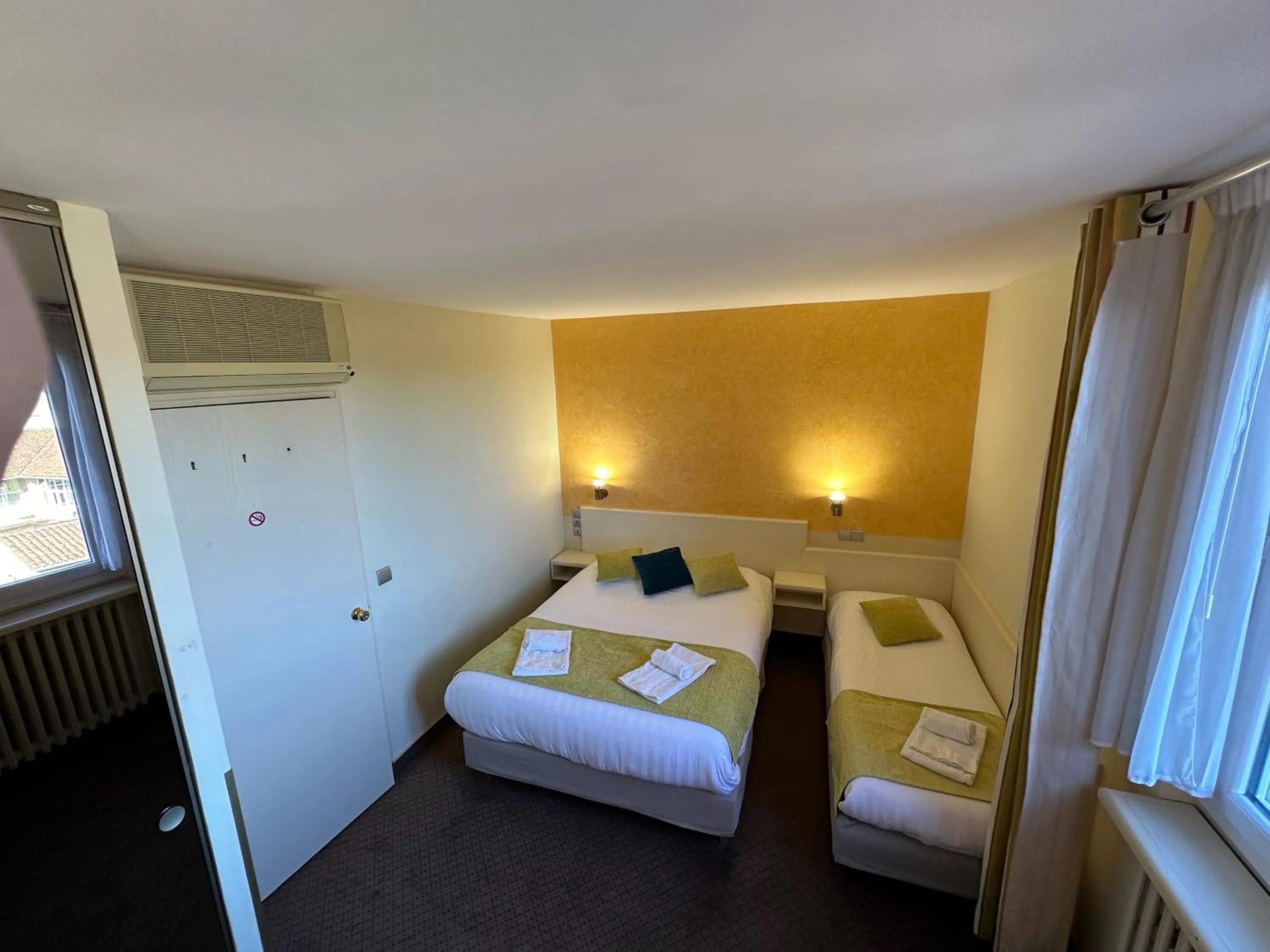 Bedroom, Bed in Logis Hôtels - Hôtel et Restaurant Le Lion d'Or