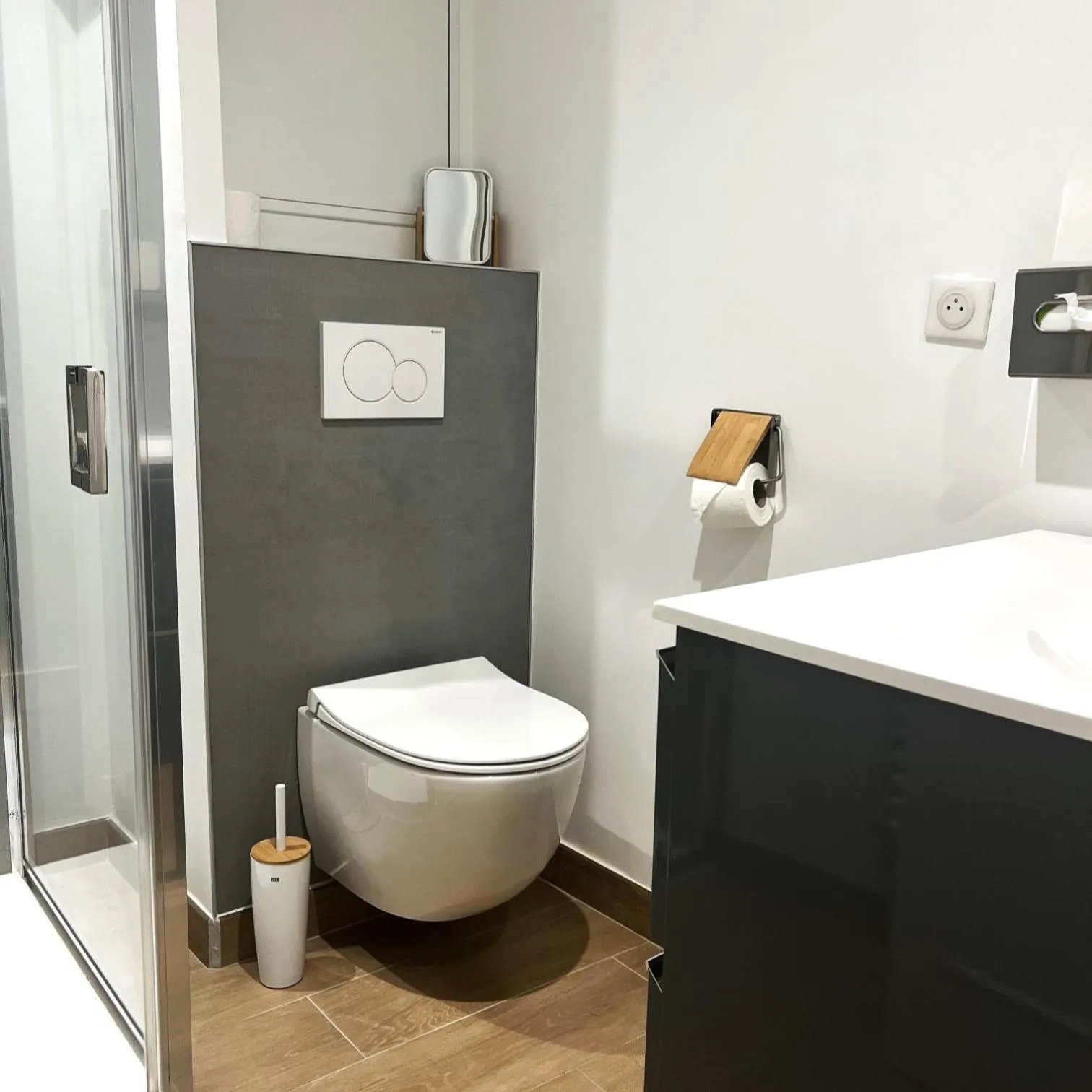 Toilet in The Originals Boutique, Hôtel Le George , Loches