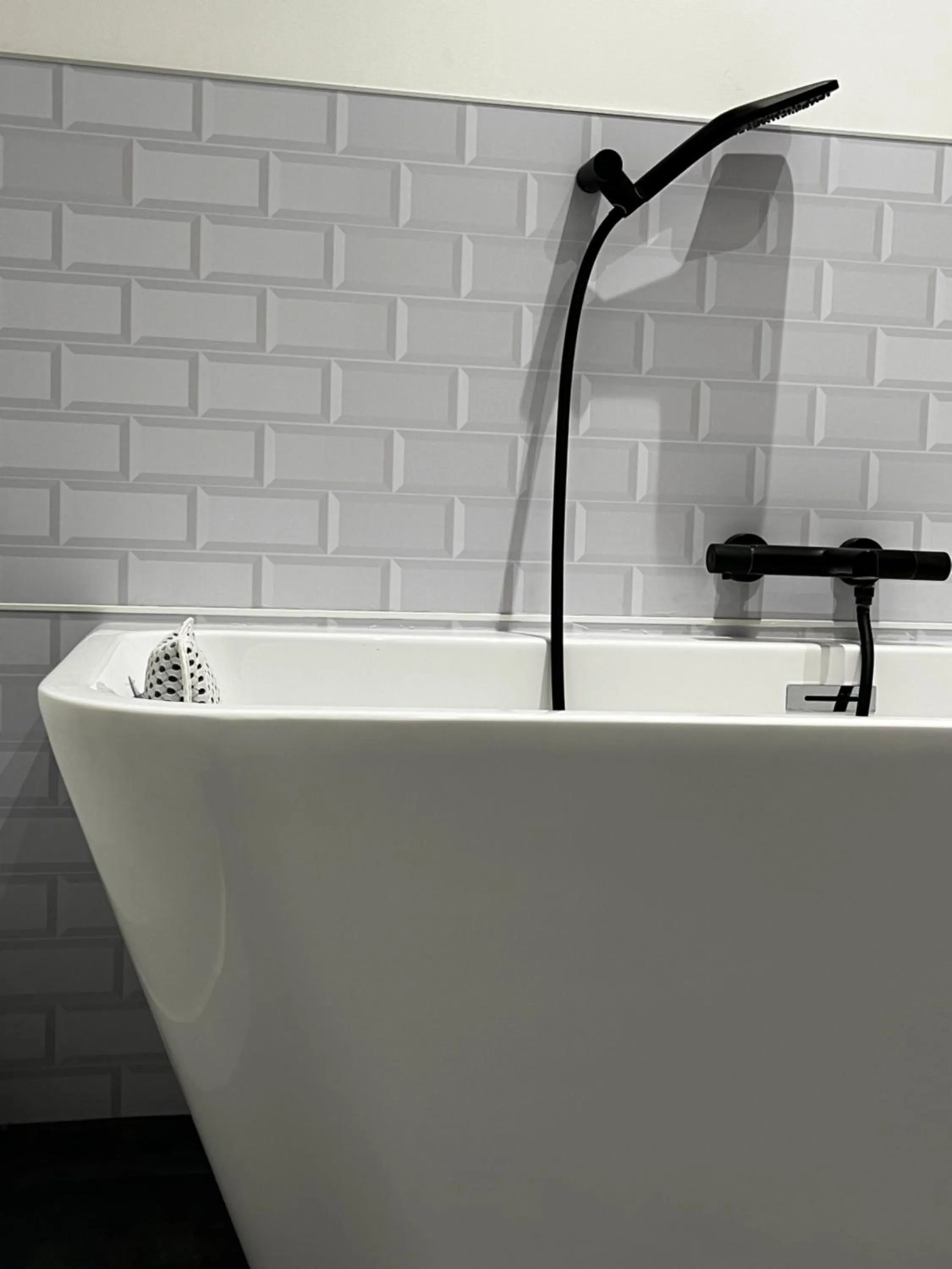 Bath in The Originals Boutique, Hôtel Le George , Loches