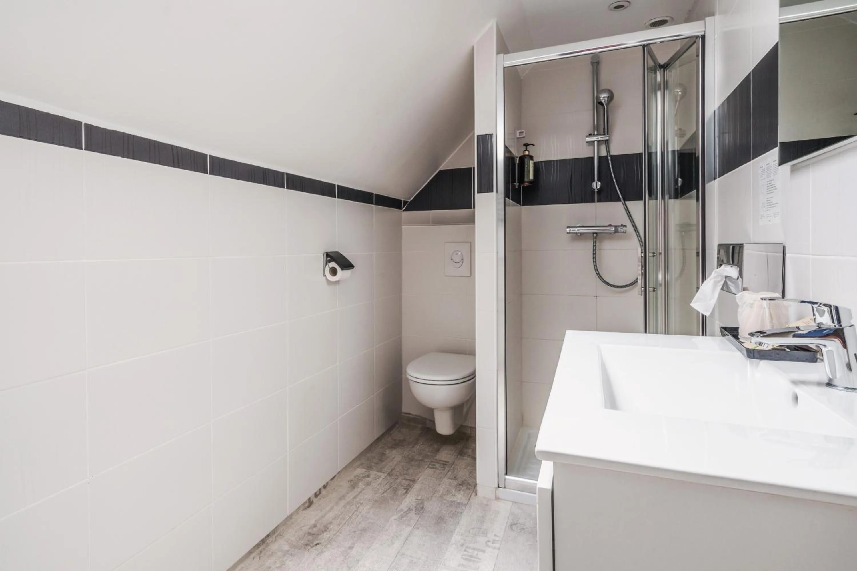 Bathroom in The Originals Boutique, Hôtel Le George , Loches