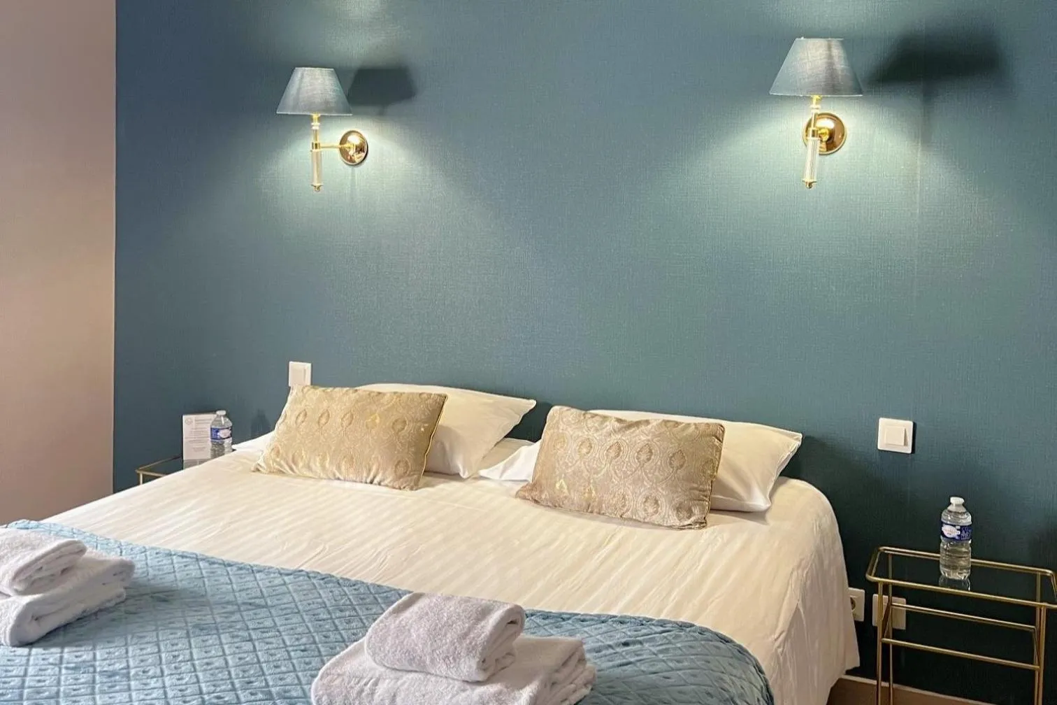 Photo of the whole room, Bed in The Originals Boutique, Hôtel Le George , Loches