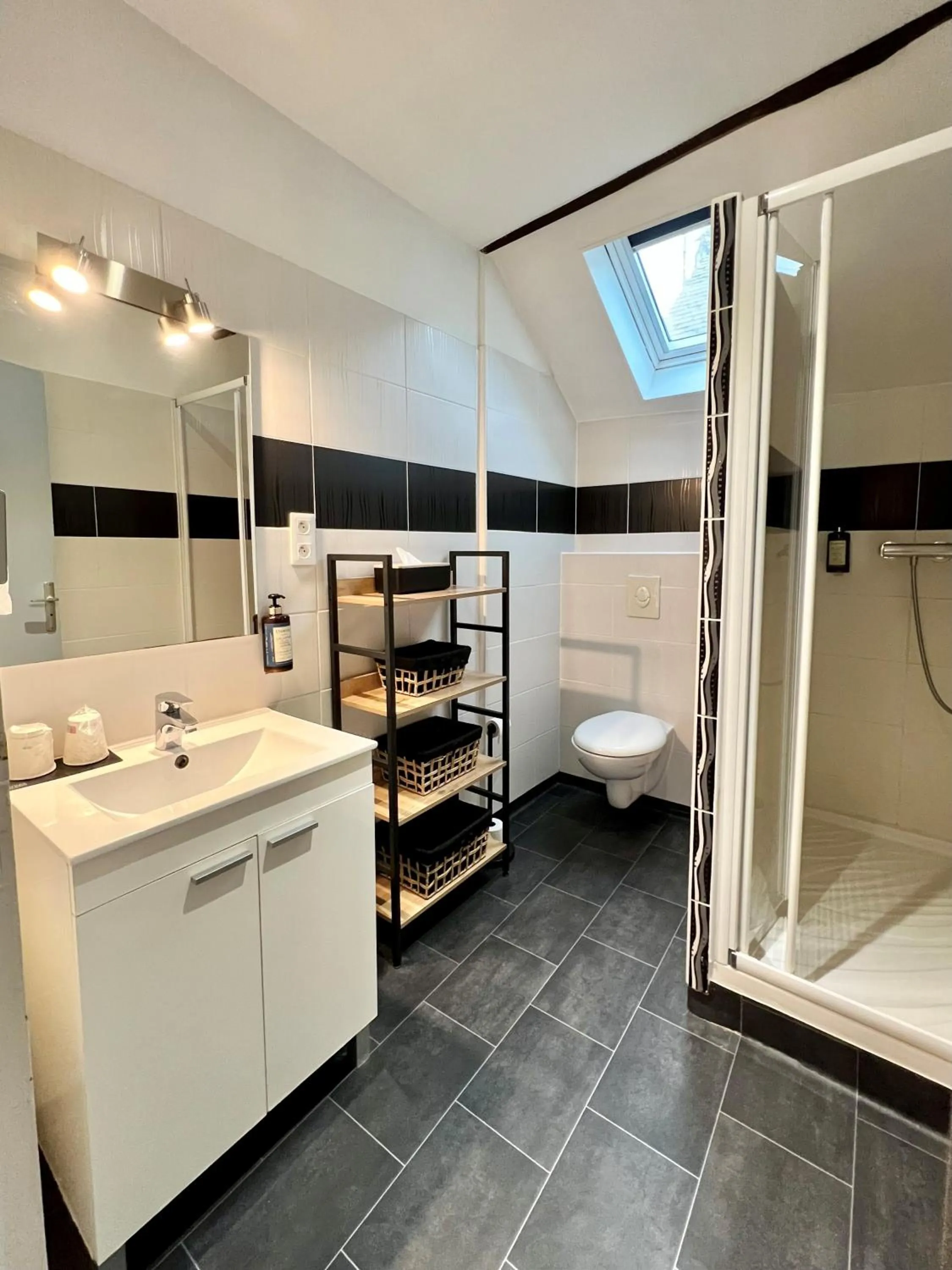 Bathroom, Bed in The Originals Boutique, Hôtel Le George , Loches