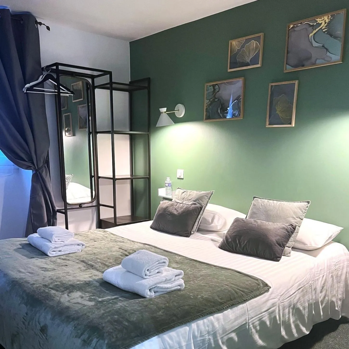 Photo of the whole room, Bed in The Originals Boutique, Hôtel Le George , Loches