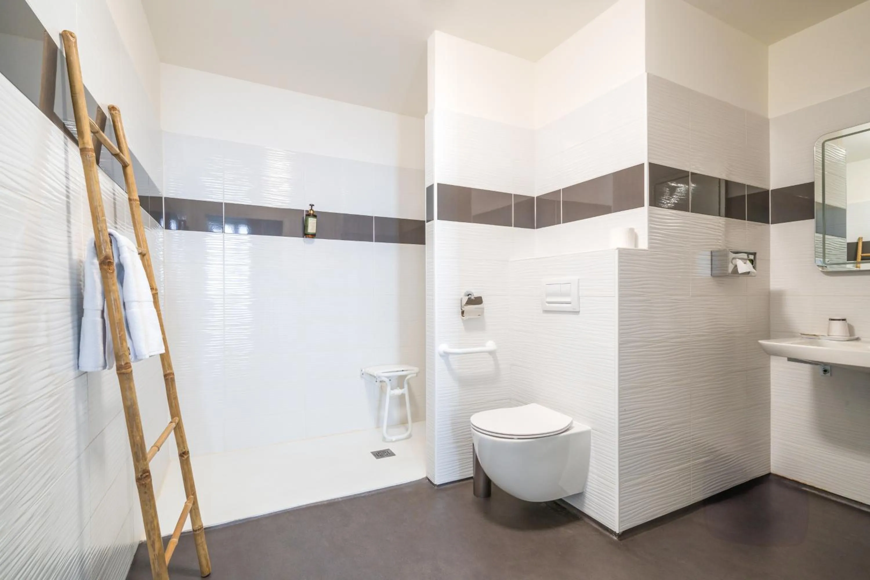 Property building in The Originals Boutique, Hôtel Le George , Loches