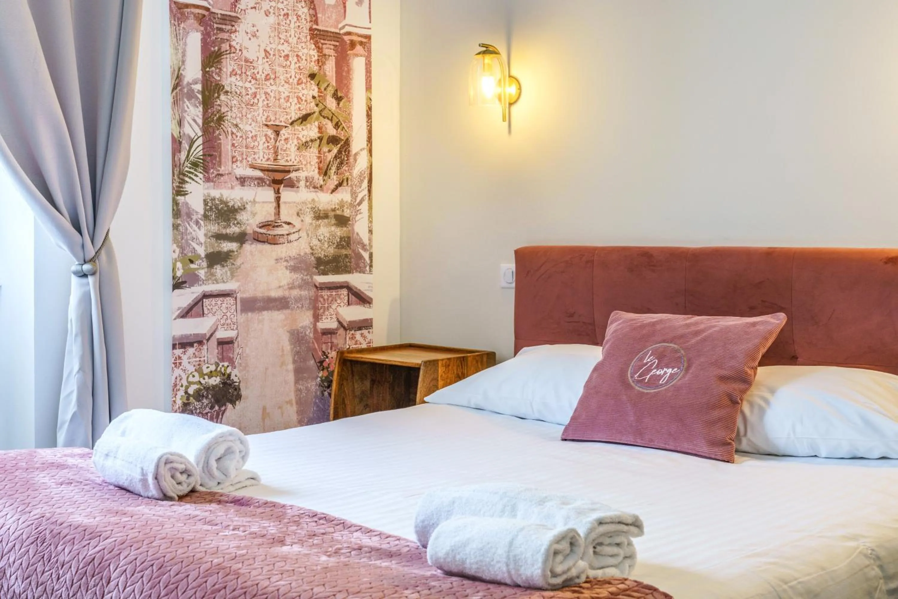 Bedroom, Bed in The Originals Boutique, Hôtel Le George , Loches