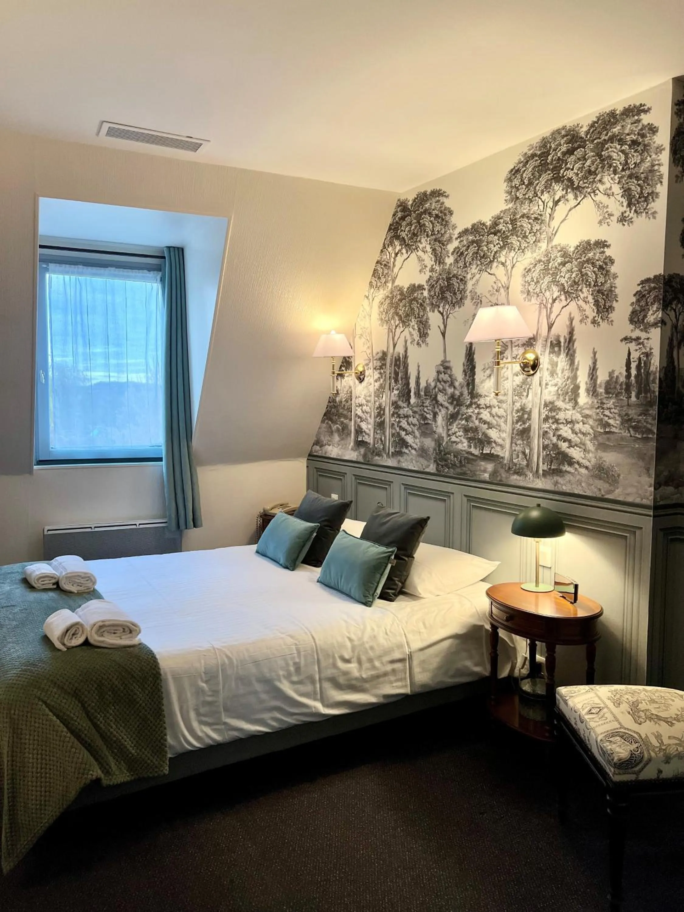 Bedroom, Bed in The Originals Boutique, Hôtel Le George , Loches