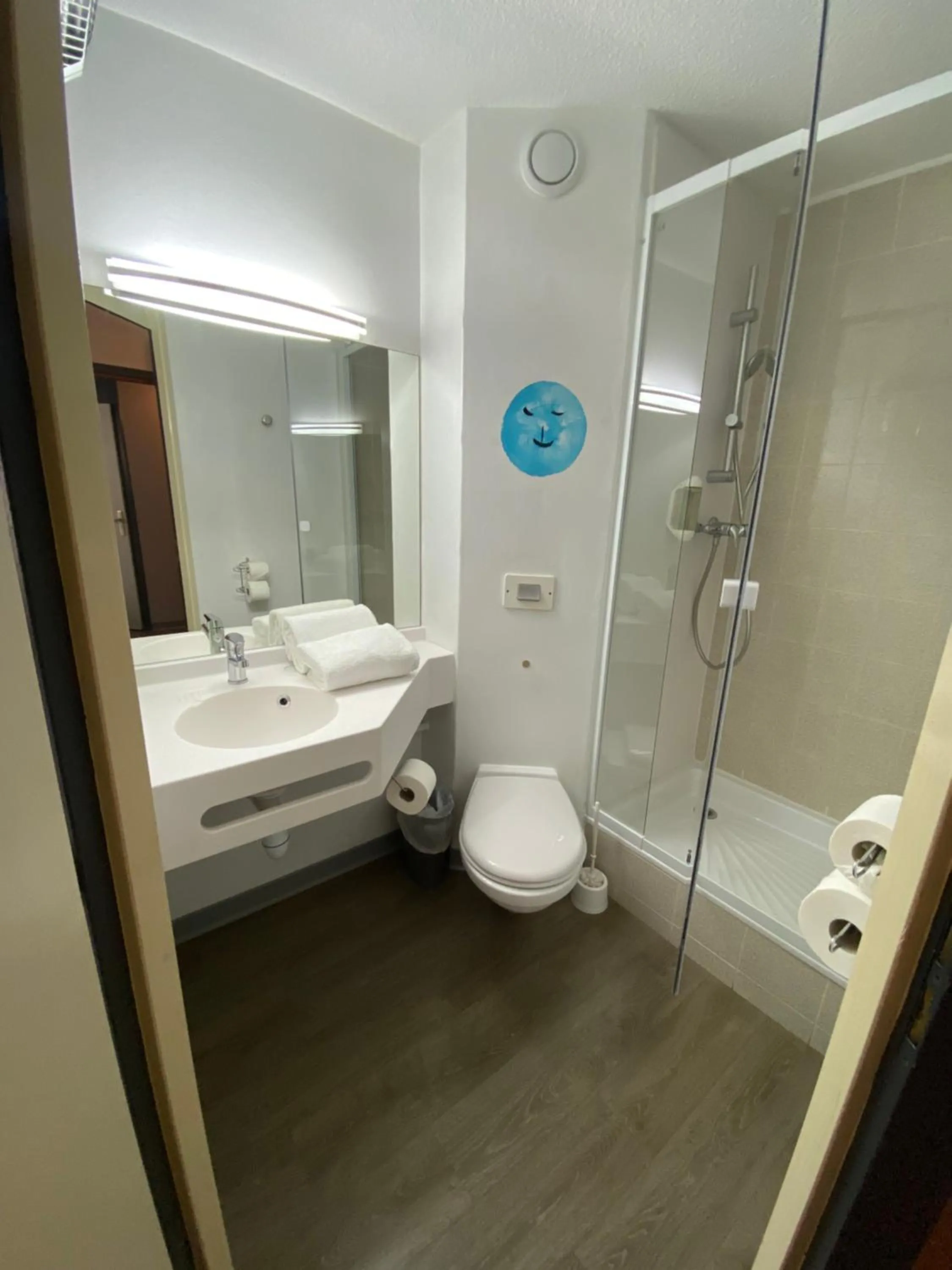 Shower in NESTOR HOTEL GAP et Restaurant