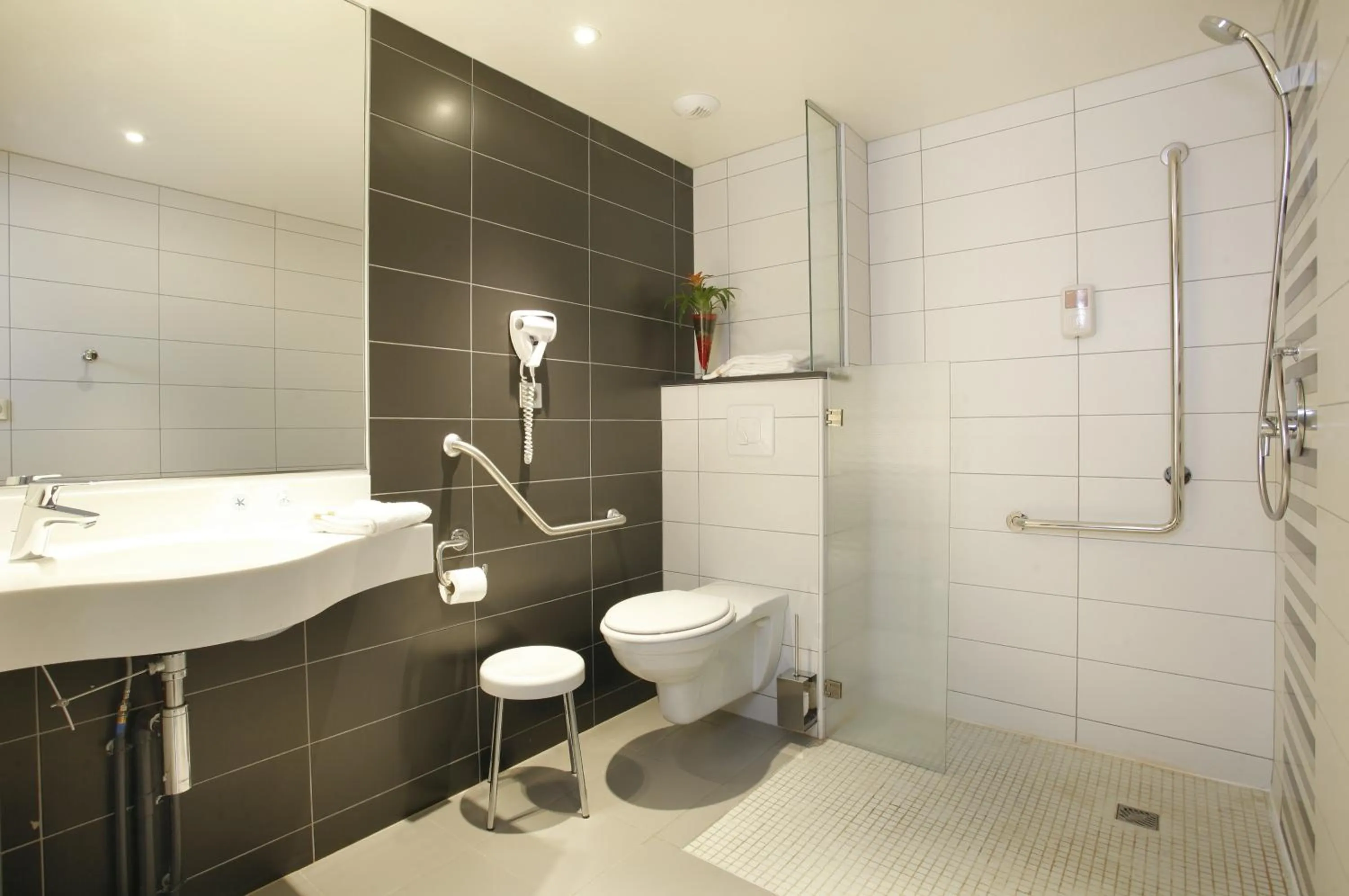 Shower in Kyriad Direct Limoges Nord