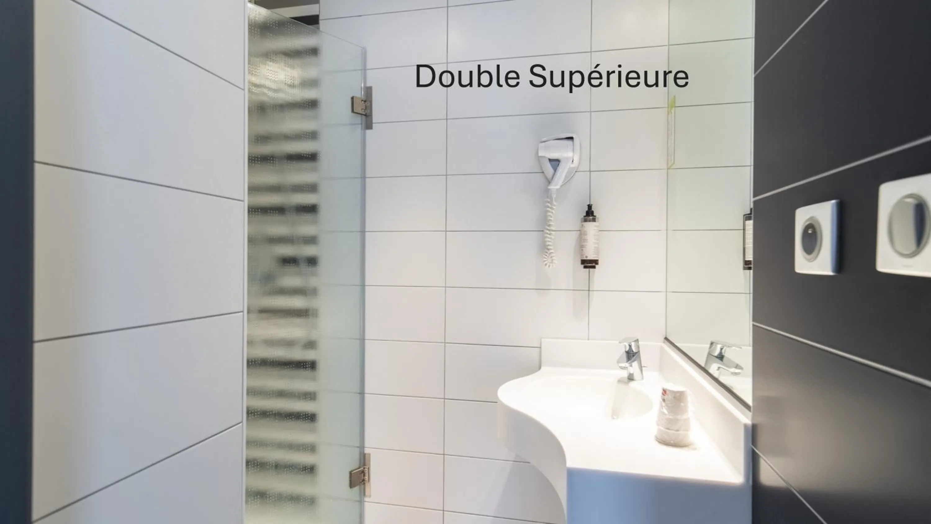 Shower in Kyriad Direct Limoges Nord