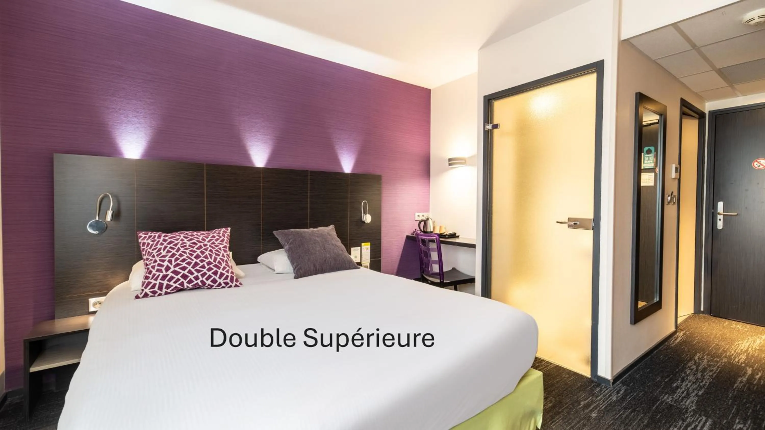 Property building, Bed in Kyriad Direct Limoges Nord