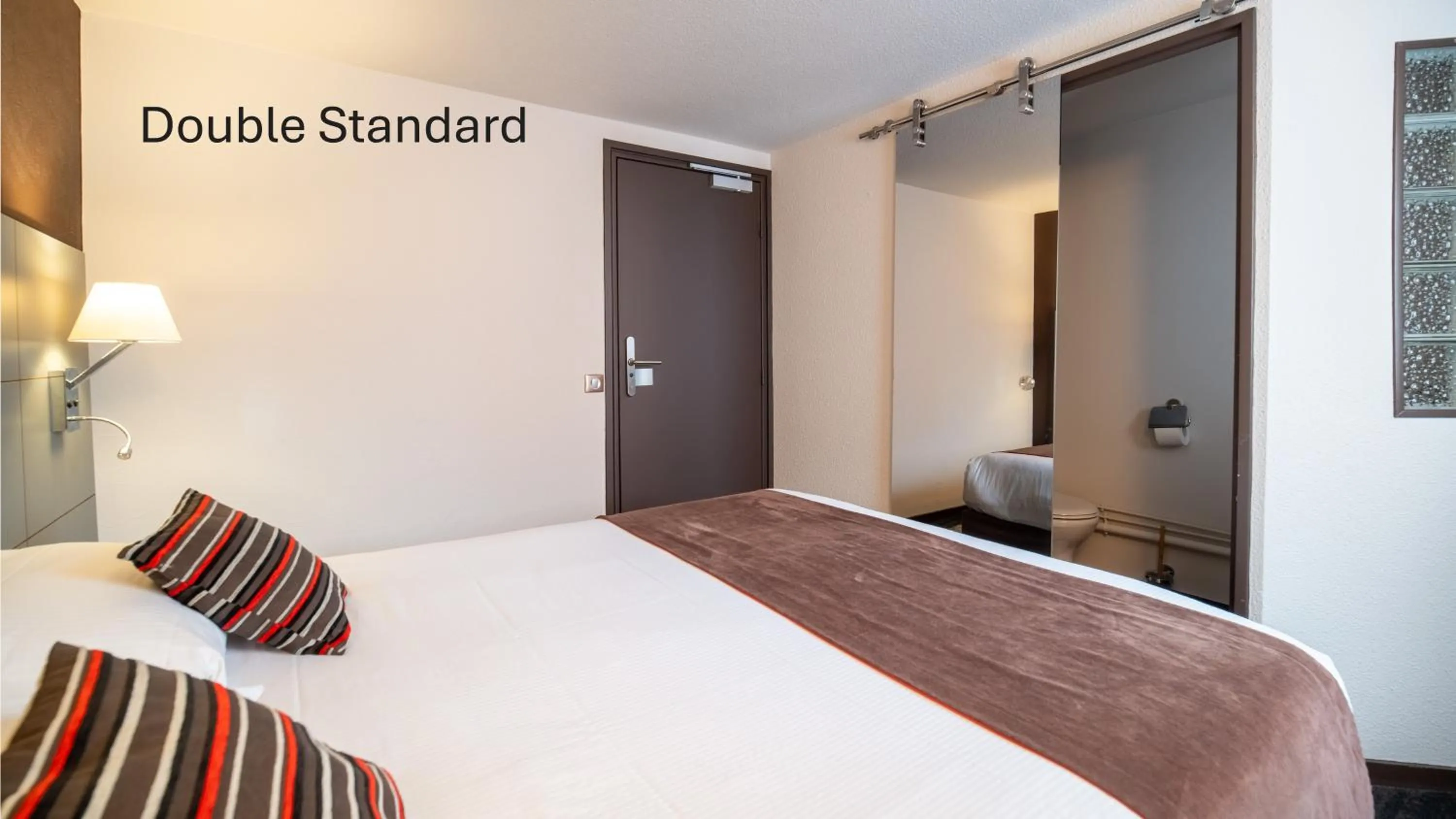 Property building, Bed in Kyriad Direct Limoges Nord