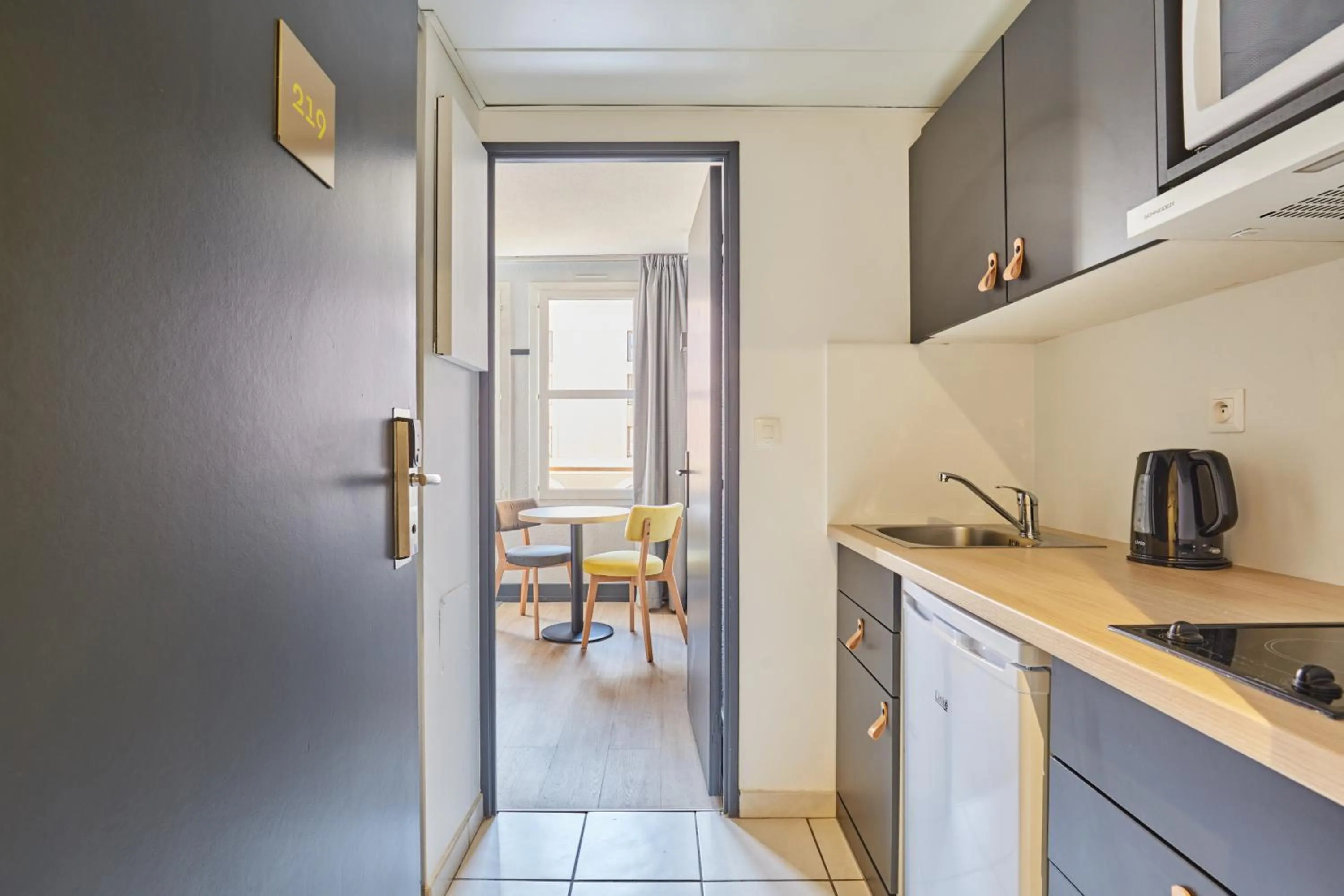 Kitchen or kitchenette in Appart Hotel Odalys City Aix en Provence L'Atrium