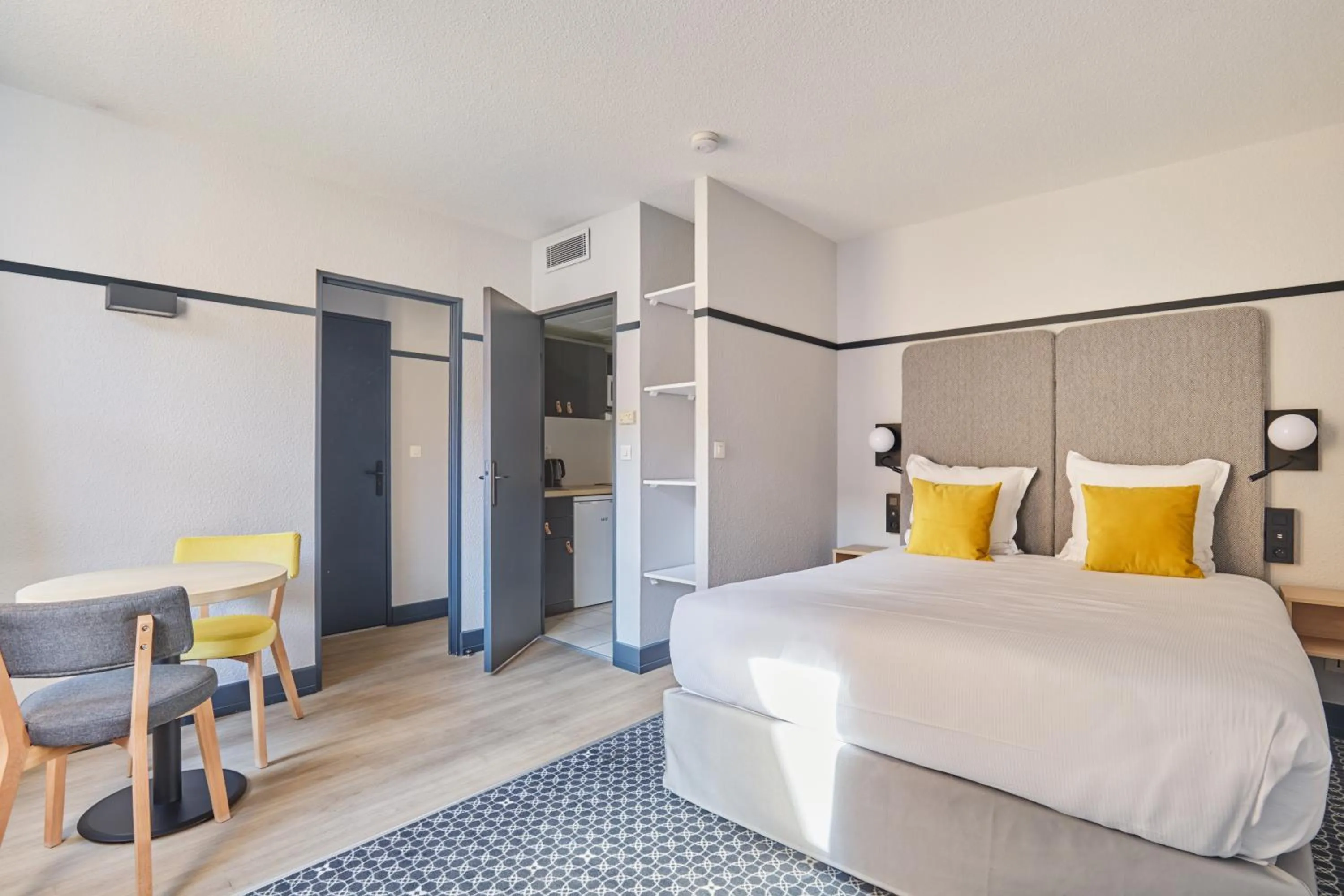 Bedroom, Bed in Appart Hotel Odalys City Aix en Provence L'Atrium