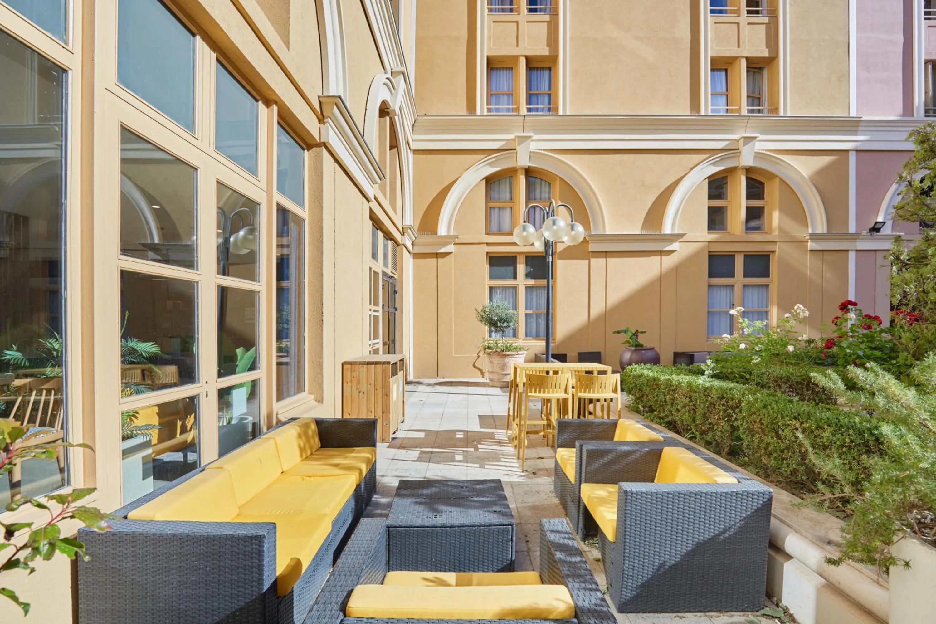 Patio in Appart Hotel Odalys City Aix en Provence L'Atrium