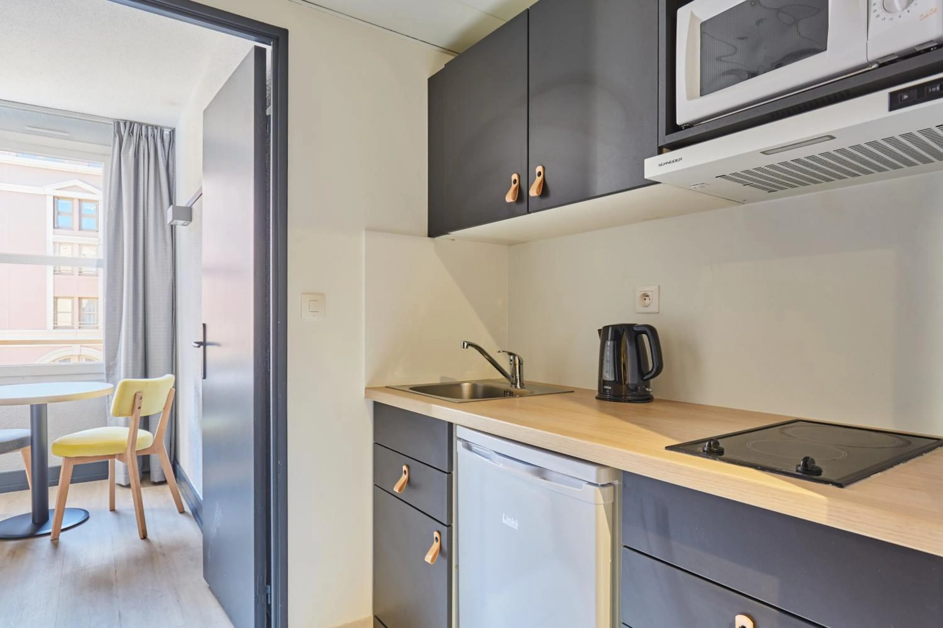 Kitchen or kitchenette in Appart Hotel Odalys City Aix en Provence L'Atrium