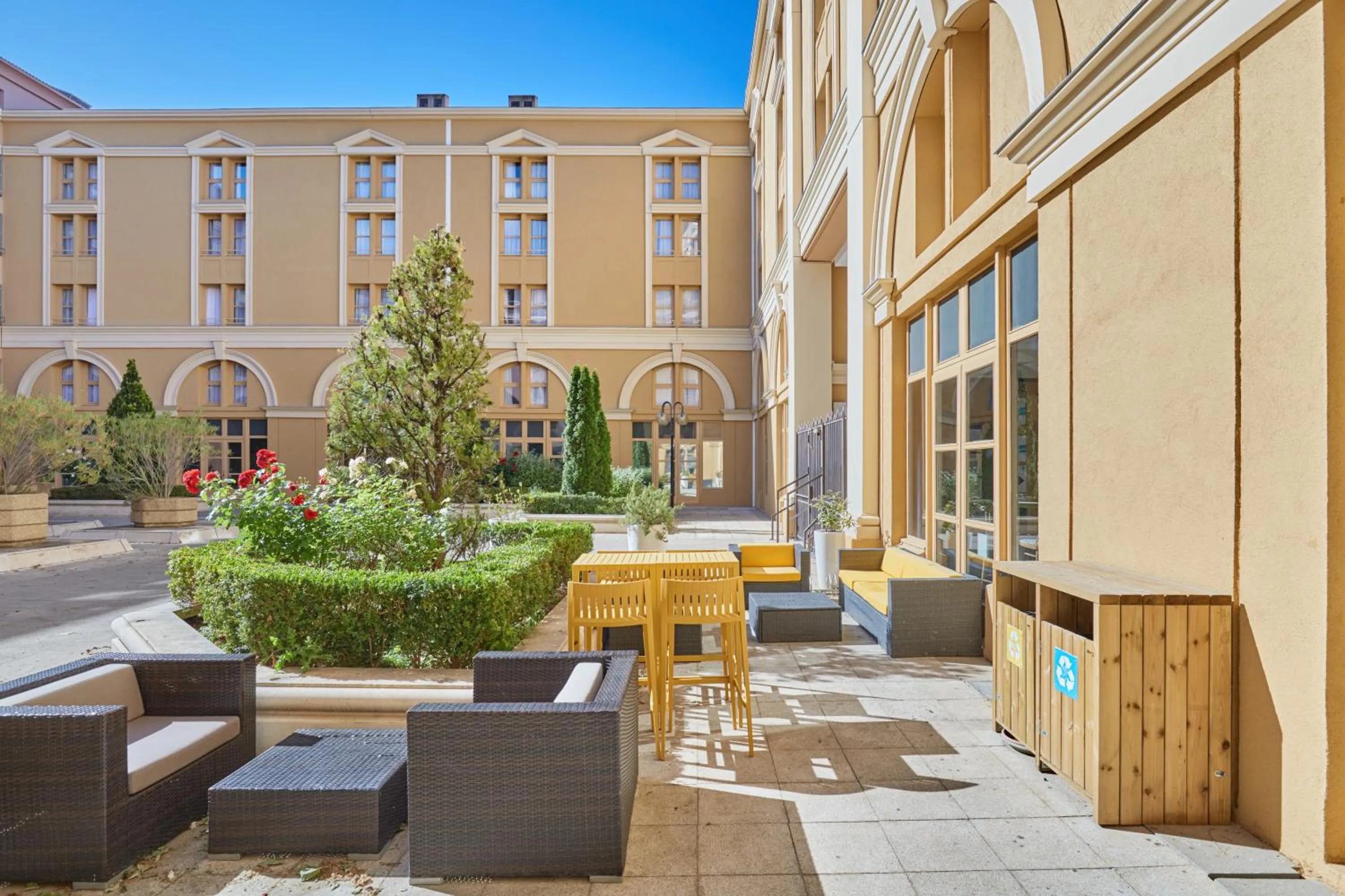 Patio in Appart Hotel Odalys City Aix en Provence L'Atrium