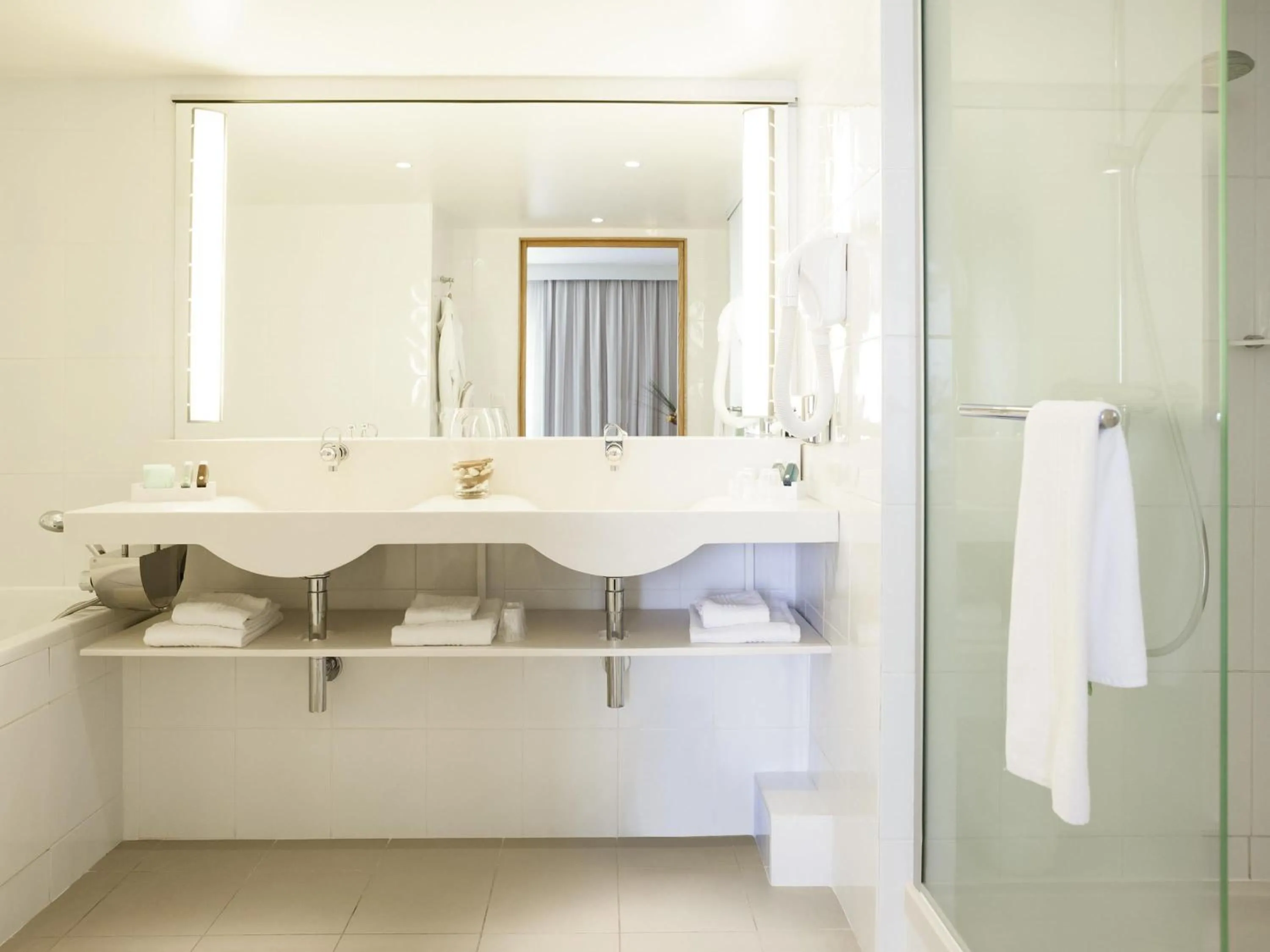 Bedroom in Novotel Paris Est