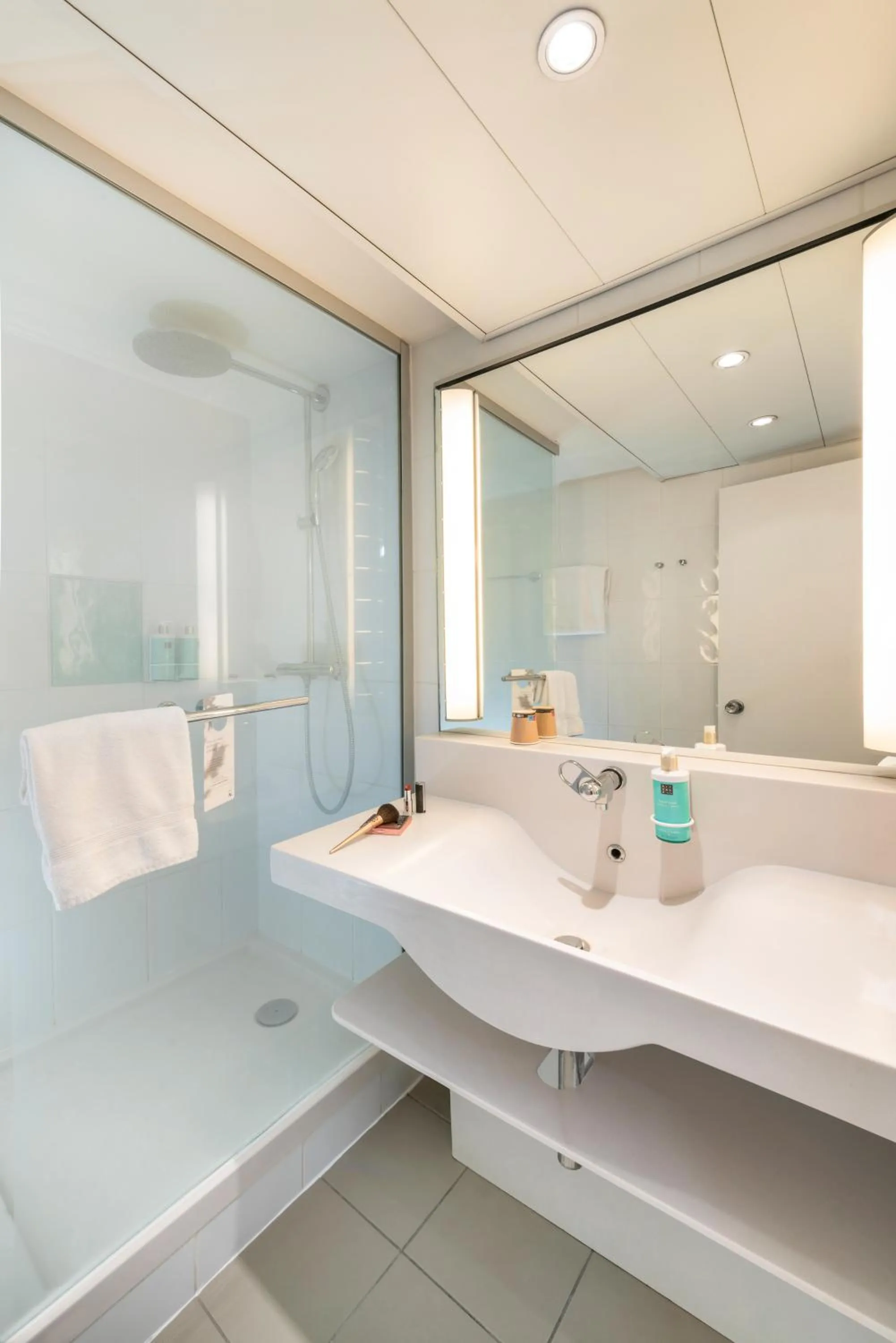 Bathroom in Novotel Paris Est