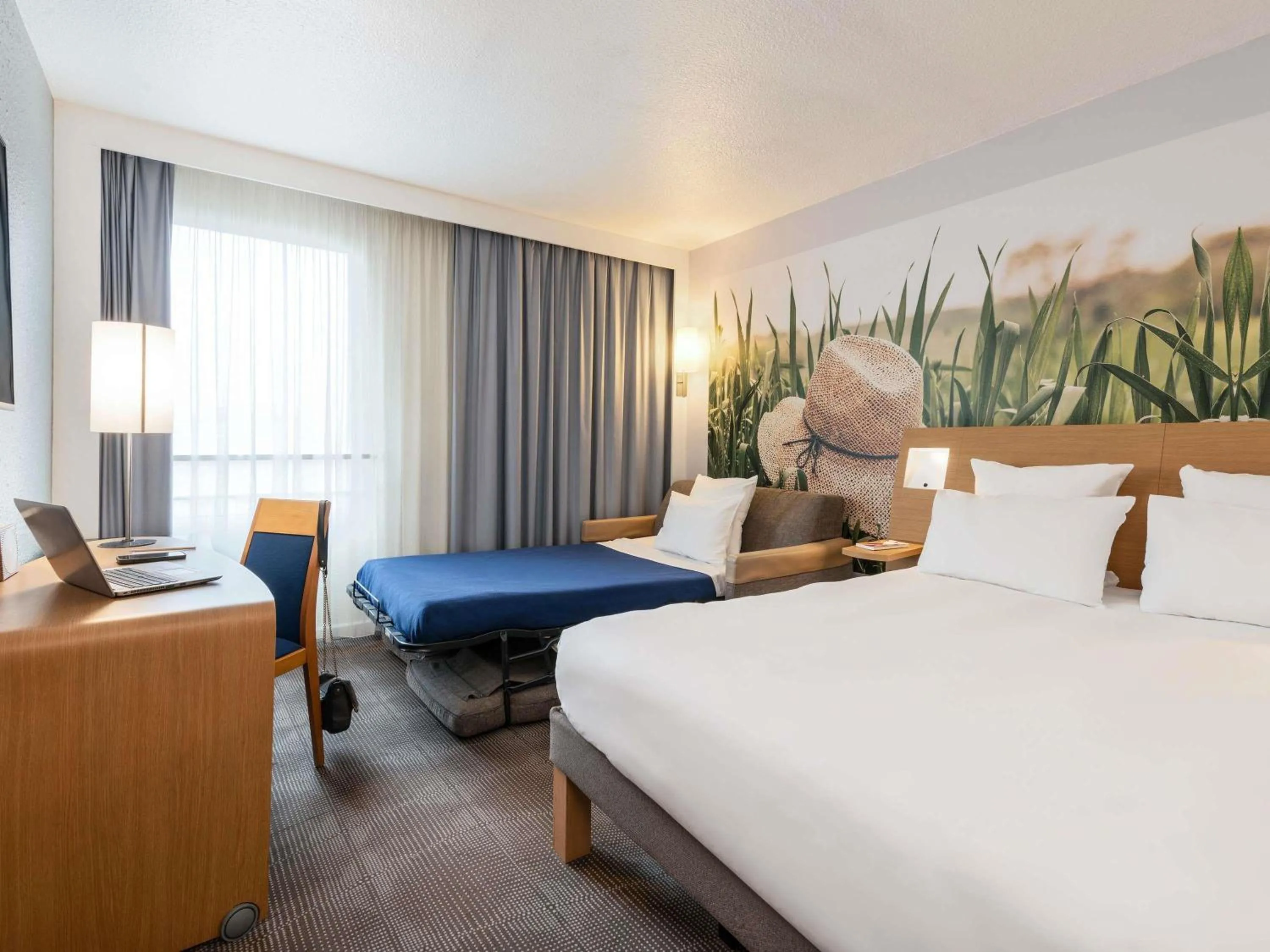 Property building, Bed in Novotel Paris Est