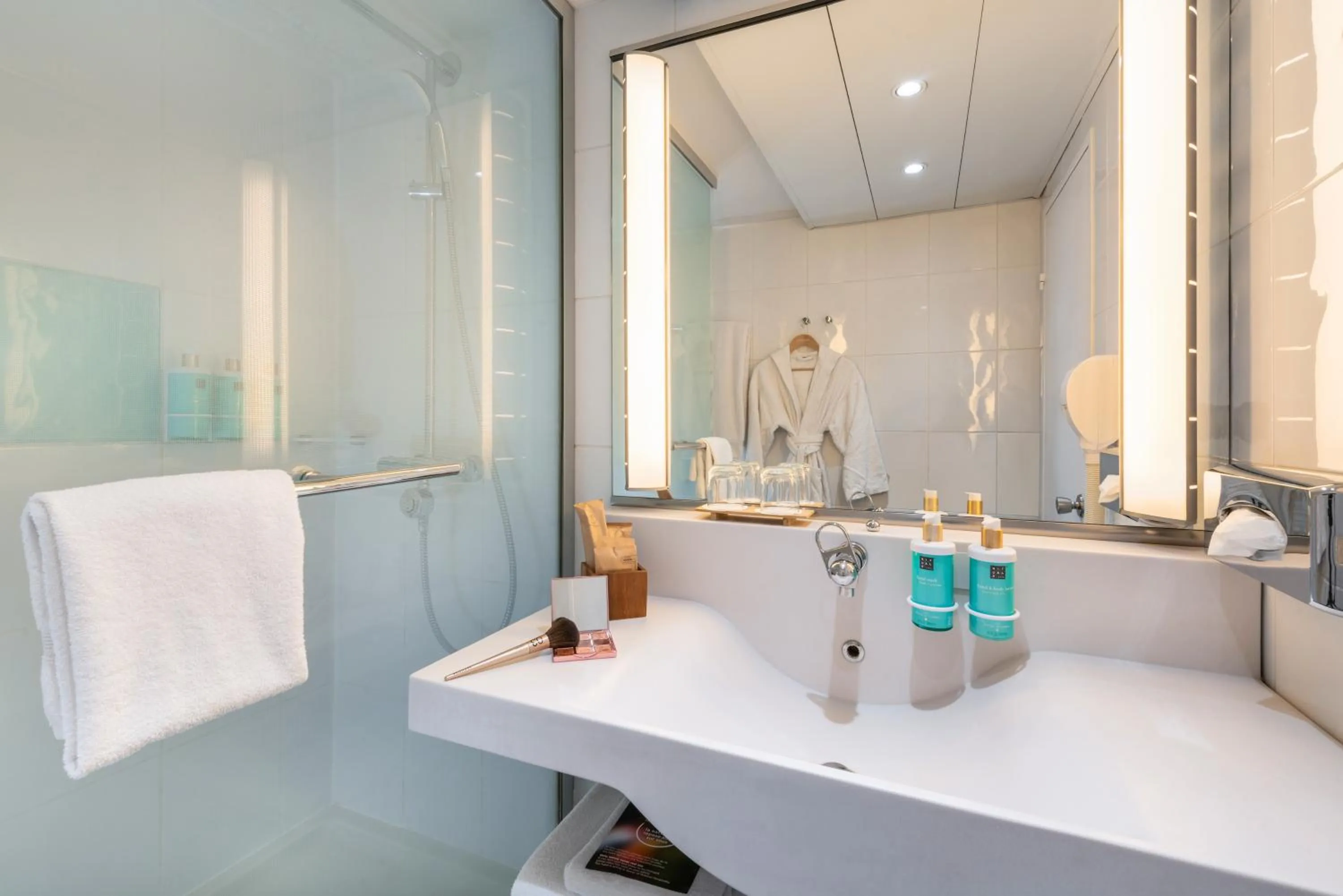 Bathroom in Novotel Paris Est