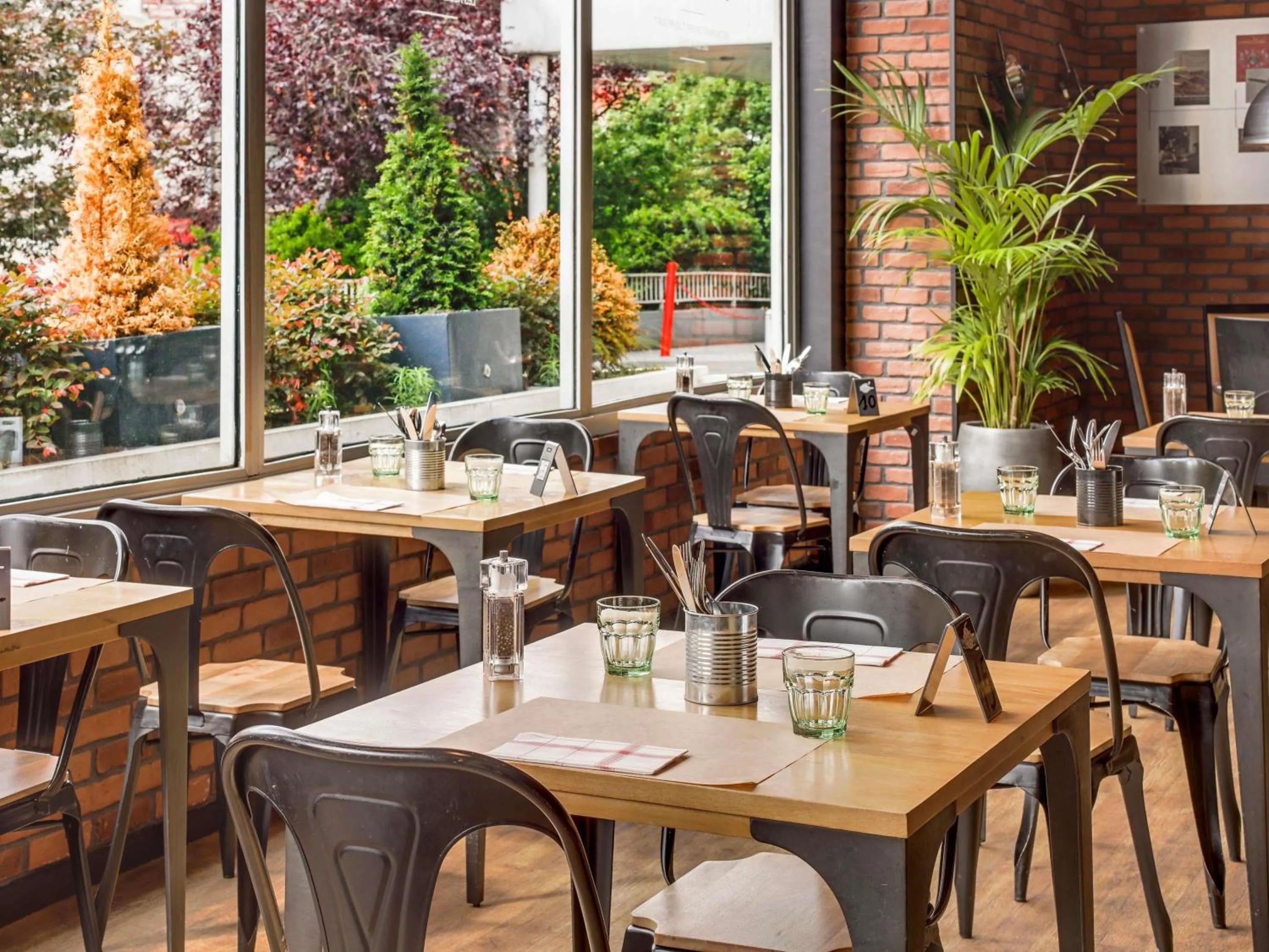 Restaurant/places to eat in Novotel Paris Est